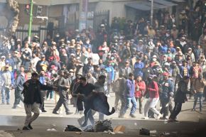  Manifestantes chocan con la policía boliviana durante una protesta contra el president Rodrigo Paz, el 25 de mayo de 2026. Foto: AFP