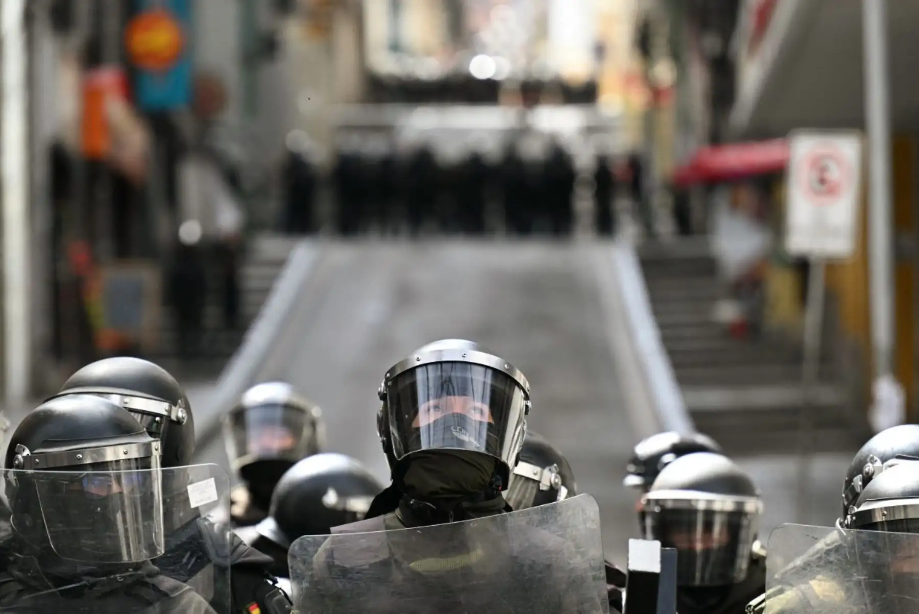Efectivos policiales permanecen apostados en una de las vías de acceso a la plaza Murillo, sede del poder Ejecutivo y Legislativo de Bolivia, mientras continúan las movilizaciones y bloqueos en distintas regiones del país. Foto: AFP.