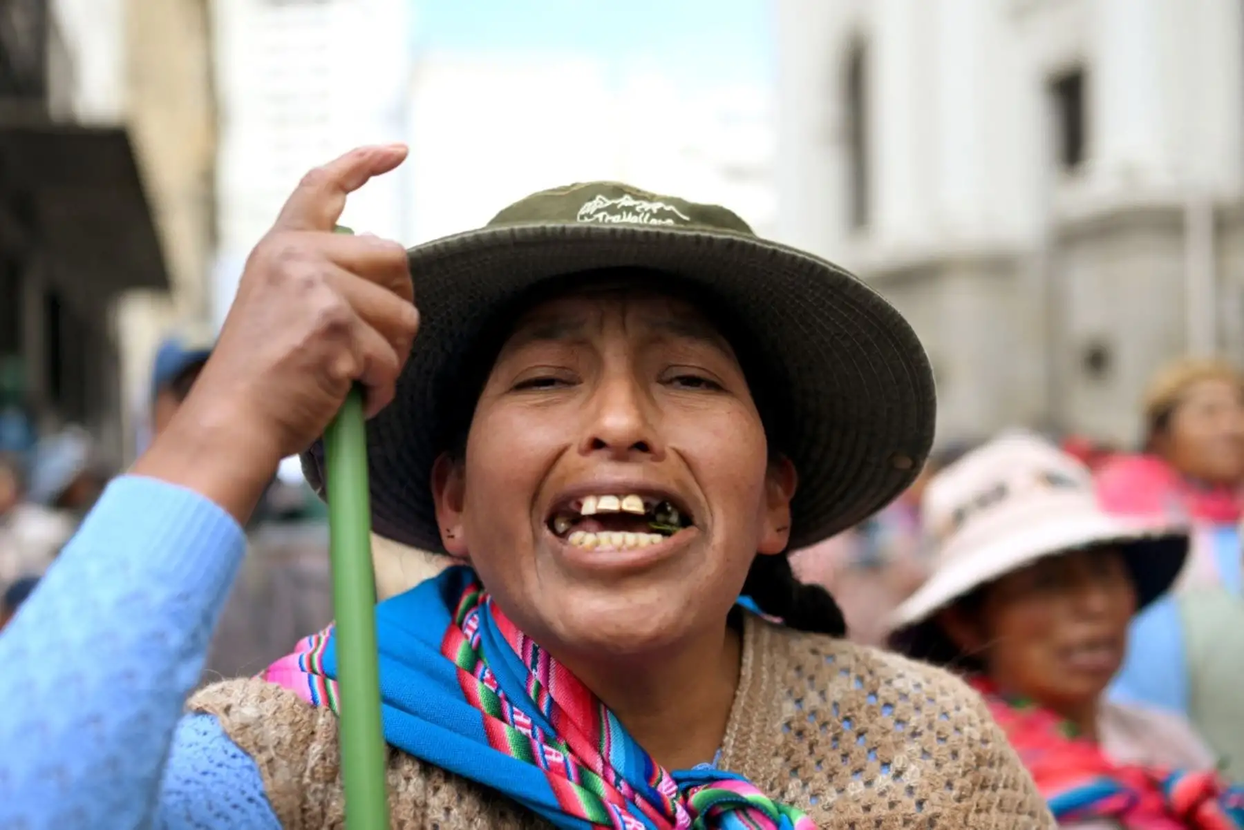 Una mujer participa en las protestas contra el gobierno boliviano durante una jornada marcada por marchas, detonaciones de petardos y enfrentamientos entre manifestantes y policías antimotines en el centro paceño. Foto: AFP.