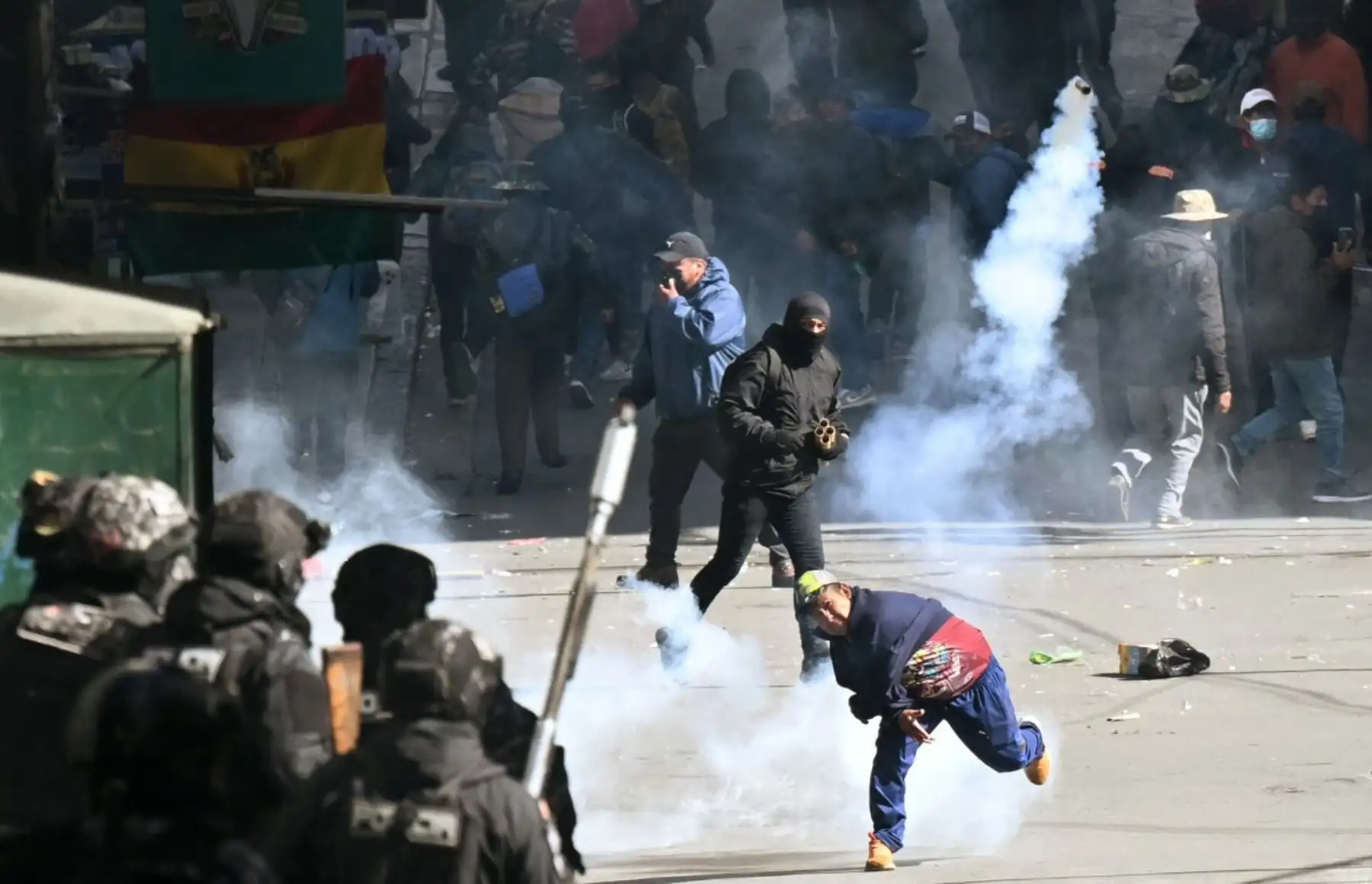 Manifestantes se enfrentan con efectivos policiales en el centro de La Paz durante una protesta convocada por mineros, campesinos y trabajadores que exigen la renuncia del presidente Rodrigo Paz y rechazan sus medidas económicas. Foto: AFP.