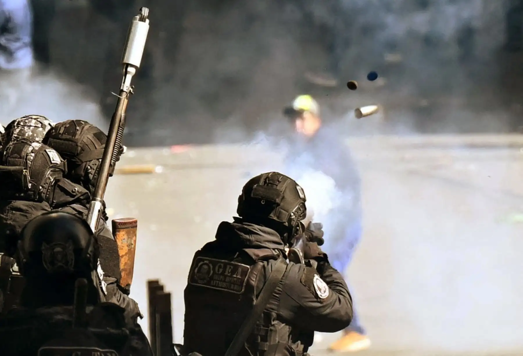 Policías antimotines y manifestantes se enfrentaron este lunes en La Paz durante una multitudinaria protesta contra el presidente boliviano Rodrigo Paz, quien anunció la reducción del 50 % de su salario y el de sus ministros en un intento por frenar la crisis social y económica que atraviesa el país. Las movilizaciones, que ingresaron a su cuarta semana, exigen la renuncia del mandatario y rechazan las medidas económicas adoptadas por su gobierno. Foto: AFP.