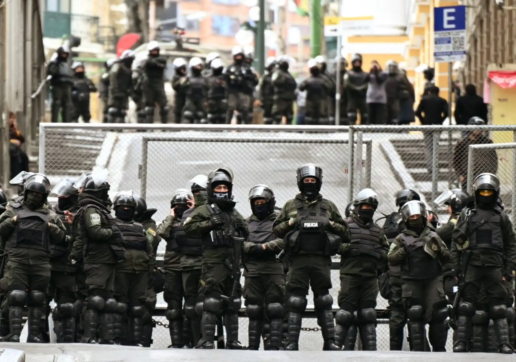 Policías antimotines resguardan los accesos a la plaza de armas de La Paz durante una multitudinaria jornada de protestas contra el presidente boliviano Rodrigo Paz, en medio de una crisis económica que ya lleva cuatro semanas de movilizaciones y bloqueos en distintas regiones del país. Foto: AFP.