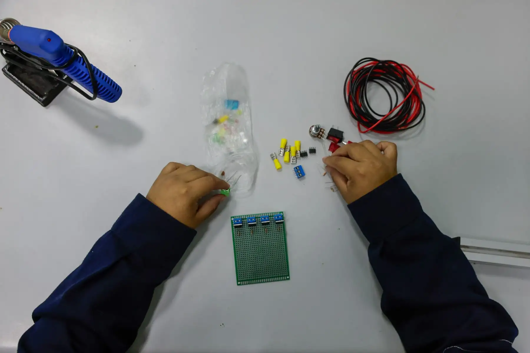 Estudiantes del Instituto de Educación Superior Tecnológico Público de las Fuerzas Armadas (IESTPFFAA) participan en prácticas vinculadas a electrónica y mantenimiento técnico, como parte de la formación especializada que ofrece la institución. Foto: Luis Iparraguirre.