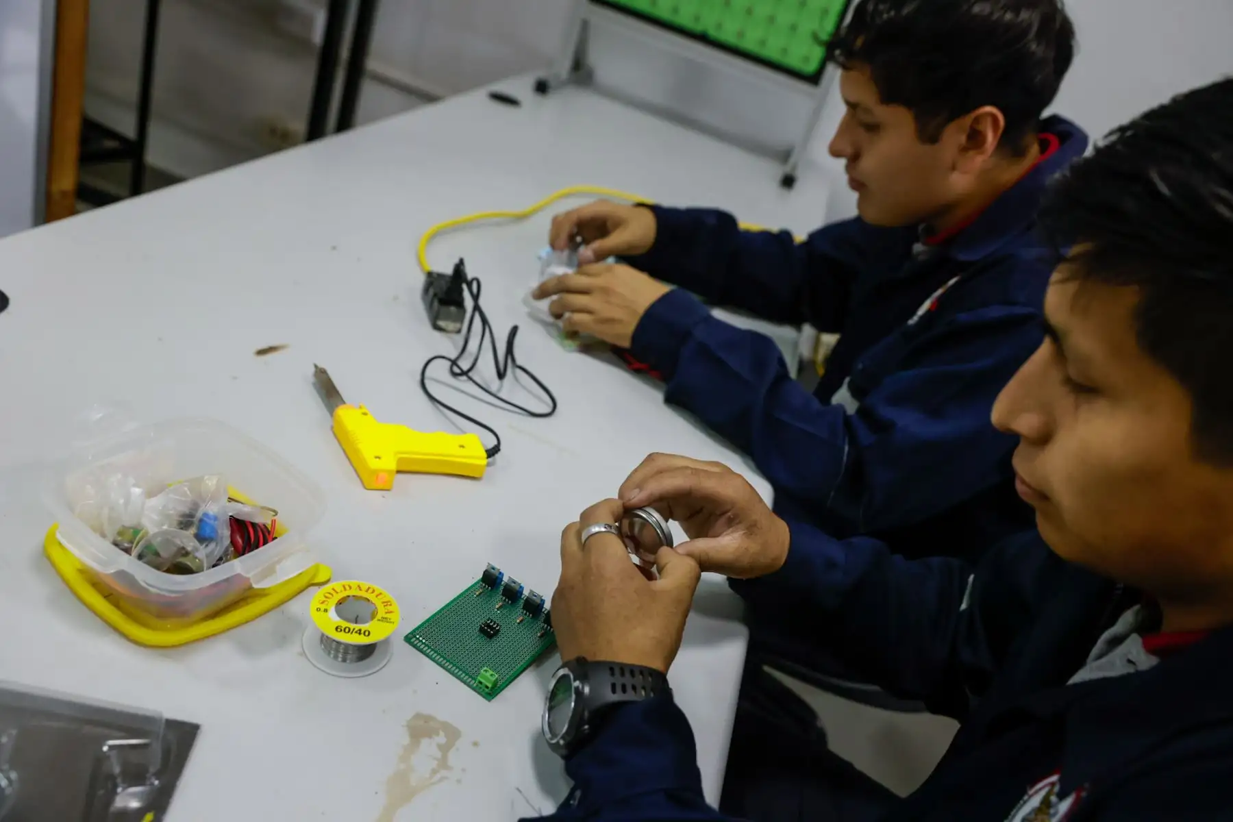 Alumnos del Instituto de Educación Superior Tecnológico Público de las Fuerzas Armadas (IESTPFFAA) desarrollan trabajos prácticos durante sus clases de formación técnica especializada. Foto: Luis Iparraguirre.