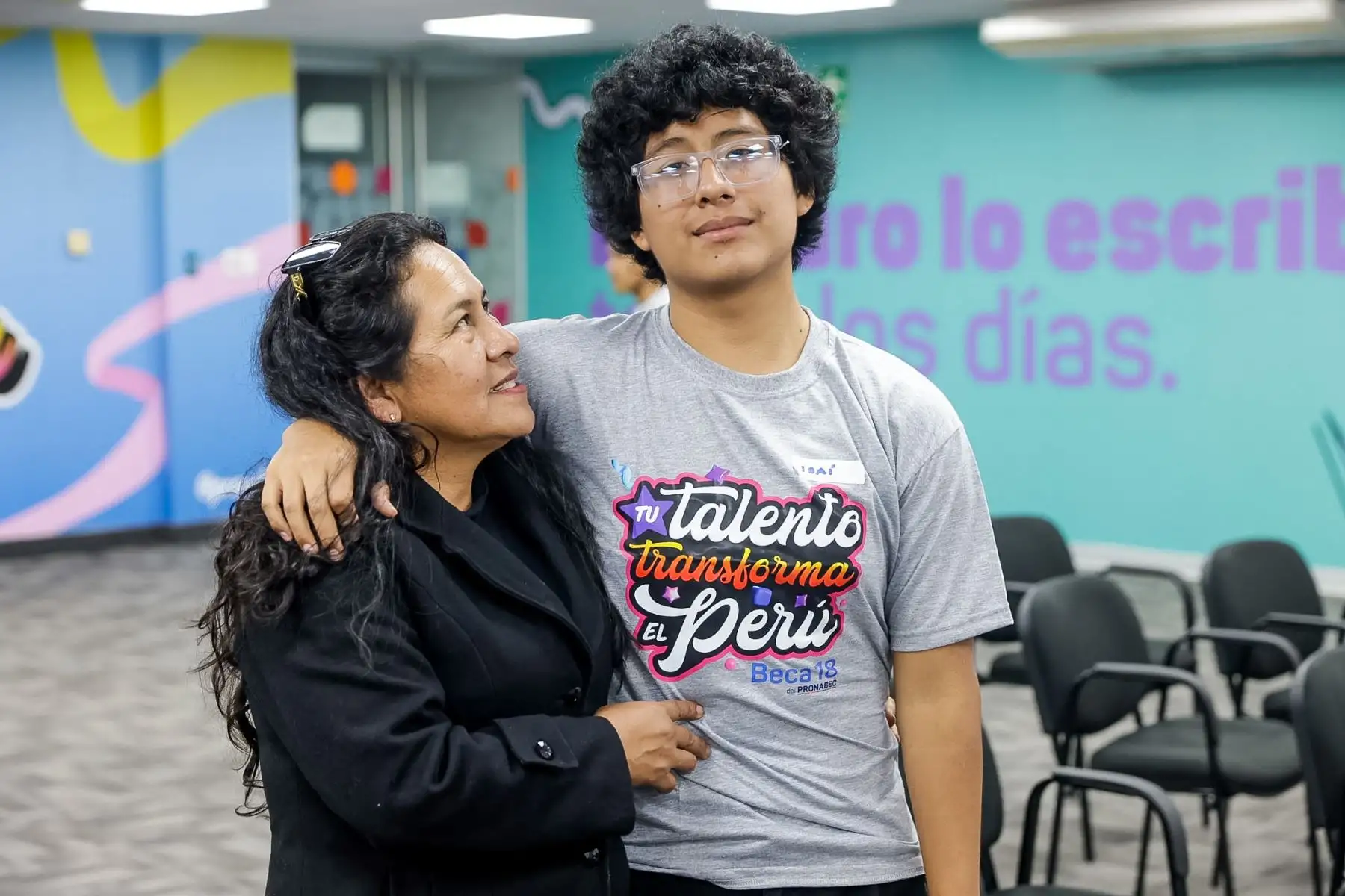 Isaí De la Cruz Fernández, ganador de Beca 18-2026 en la modalidad Repared, posa junto a su madre tras ingresar a la carrera de Ingeniería Mecatrónica en la Pontificia Universidad Católica del Perú (PUCP). El joven ayacuchano destacó el apoyo de su familia en el camino que lo llevó a obtener el primer puesto de su modalidad y cumplir su meta de estudiar una carrera vinculada a la tecnología. Foto: Luis Iparraguirre.