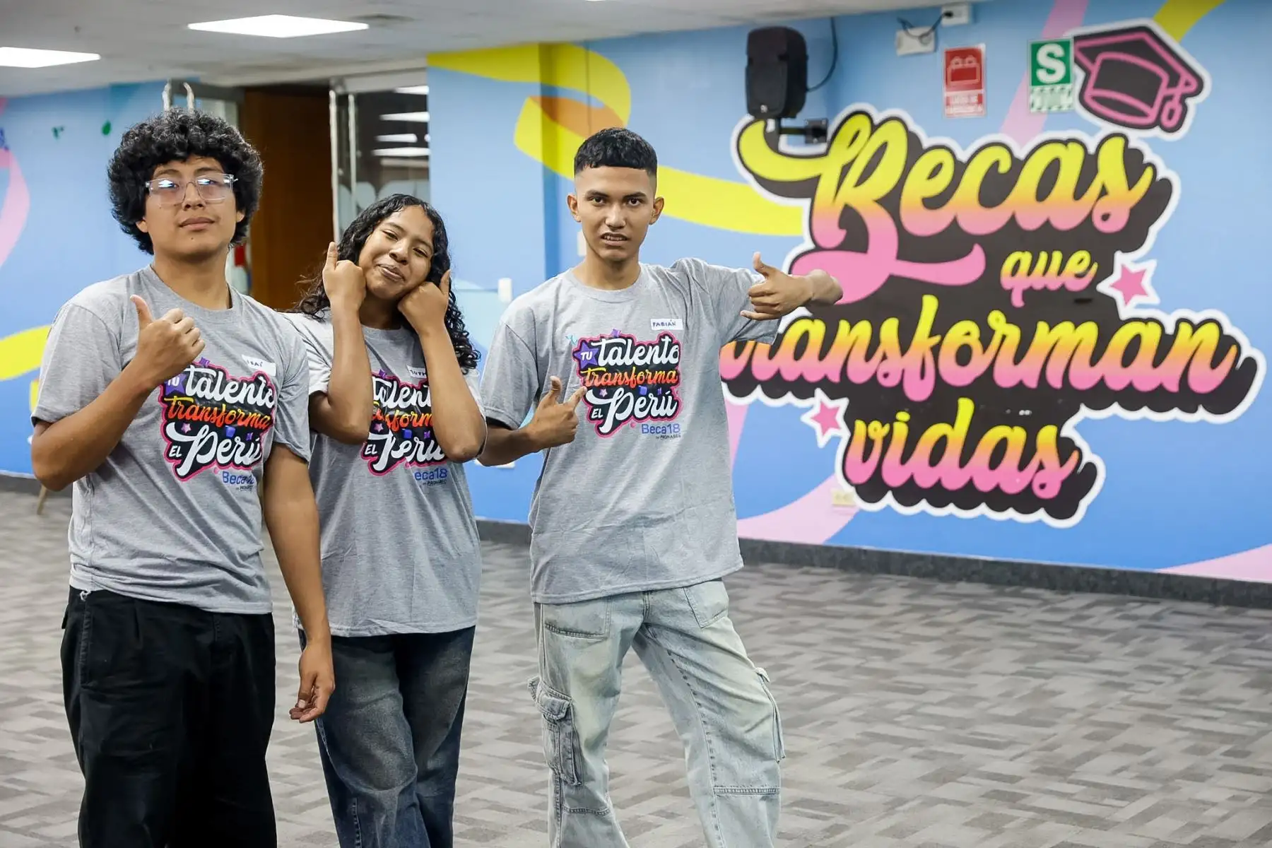 9. Jóvenes beneficiarios de Beca 18-2026 de distintas modalidades de Pronabec participaron en una sesión fotográfica tras ingresar a reconocidas instituciones del país como la PUCP, la Universidad Nacional Mayor de San Marcos, ESAN, Tecsup y la Universidad Nacional del Callao. Los estudiantes destacaron el esfuerzo personal y el respaldo de sus familias para alcanzar sus metas profesionales. Foto: Luis Iparraguirre.