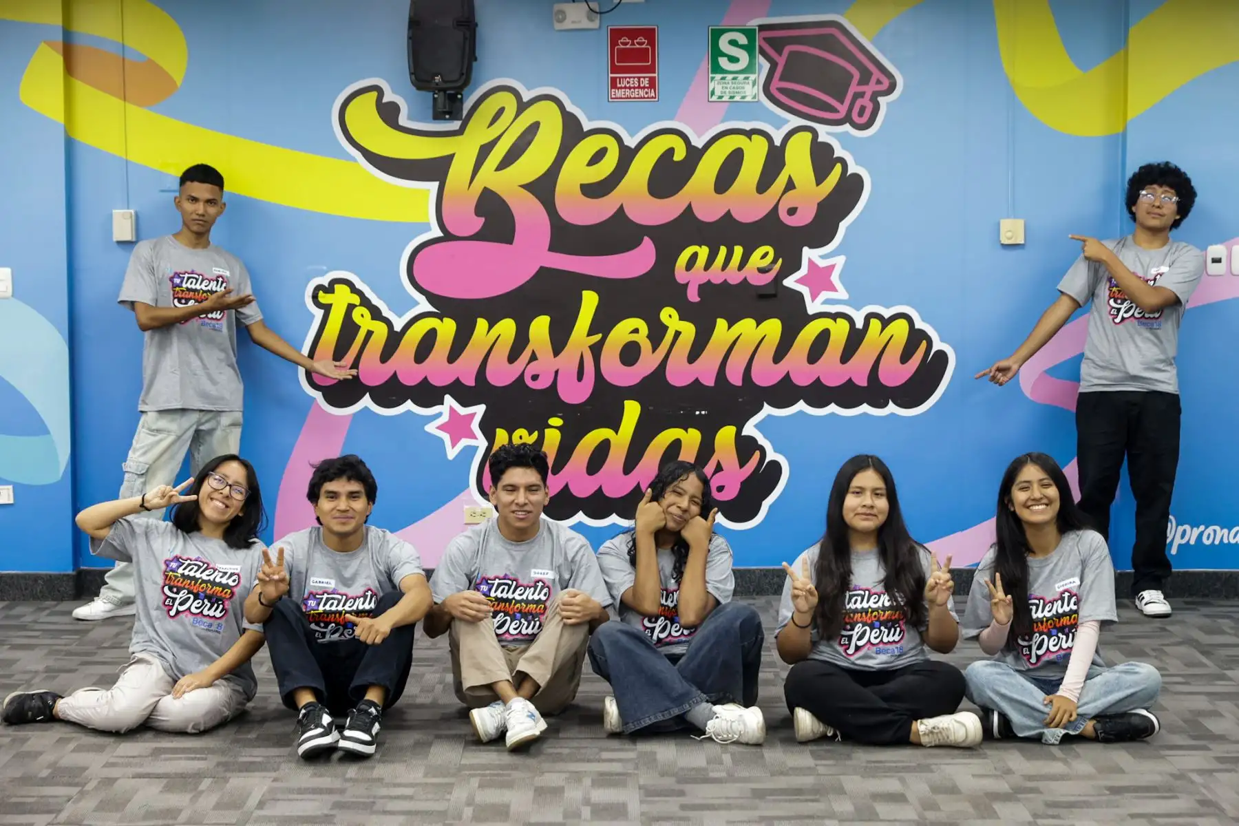 Jóvenes beneficiarios de Beca 18-2026 de distintas modalidades de Pronabec fueron presentados tras ingresar a reconocidas instituciones del país como la PUCP, la Universidad Nacional Mayor de San Marcos, ESAN, Tecsup, Cibertec y la Universidad Nacional del Callao, donde seguirán carreras vinculadas a ingeniería, arquitectura, farmacia, finanzas y tecnología. Los estudiantes destacaron el apoyo de sus familias y el acceso a nuevas oportunidades educativas gracias al programa. Foto: Luis Iparraguirre.