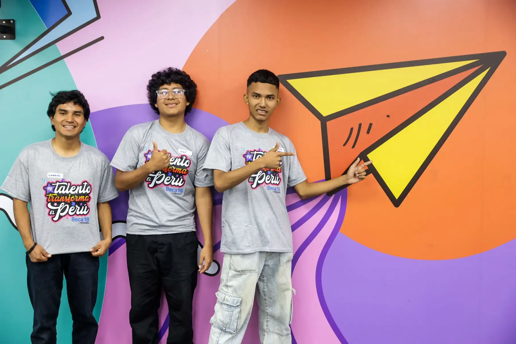 Los becarios Isaí De la Cruz Fernández, Gabriel Alonzo Santiago Isuiza y Fabián Alonso Huamaní Claro ingresaron a carreras de ingeniería y tecnología en la PUCP, la Universidad Nacional del Callao y Cibertec, respectivamente, gracias al programa Beca 18-2026 de Pronabec. Los estudiantes destacaron que la educación representa una oportunidad de superación personal y profesional para contribuir al desarrollo del país. Foto: Luis Iparraguirre.