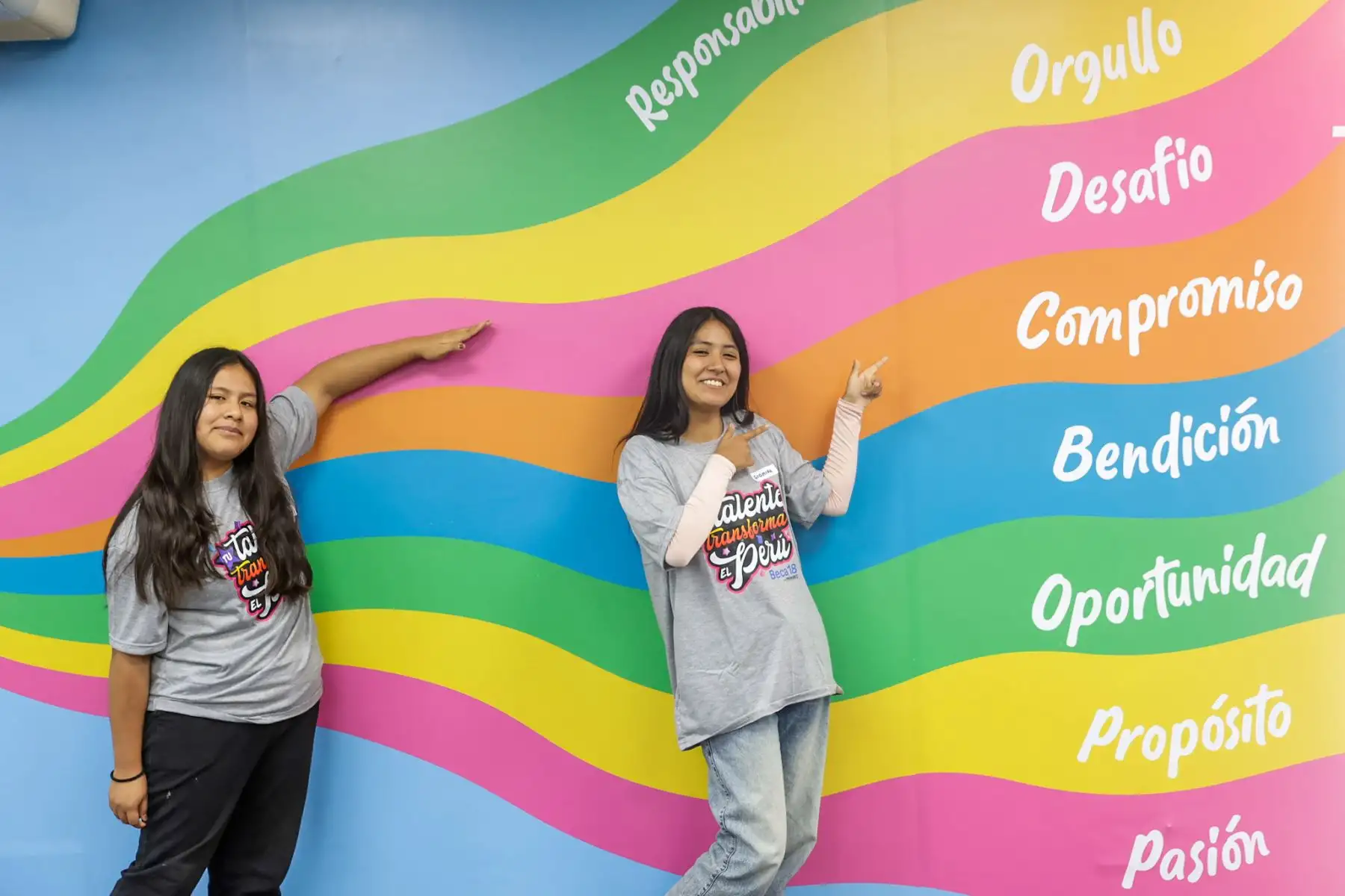 Las estudiantes Paloma Steysi Porras Huarancca y Giomira Massiel Cruz Castañeda, beneficiarias de Beca 18-2026, ingresaron a la carrera de Arquitectura y Urbanismo en la Universidad Nacional Mayor de San Marcos, donde buscarán desarrollar proyectos vinculados al diseño, la planificación y la innovación. Ambas destacaron el apoyo de sus familias y la importancia de acceder a una educación superior de calidad mediante Pronabec. Foto: Luis Iparraguirre.