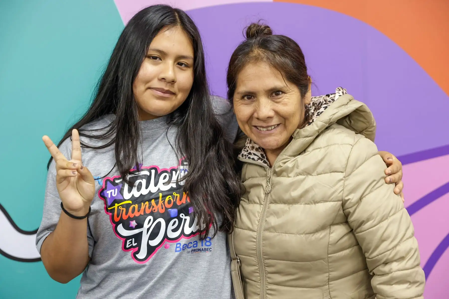 Paloma Steysi Porras Huarancca, beneficiaria de Beca 18-2026, posa junto a su madre tras ingresar a la carrera de Arquitectura y Urbanismo en la Universidad Nacional Mayor de San Marcos. La joven destacó el respaldo de su familia durante su preparación para obtener la beca y cumplir su meta de estudiar en la Decana de América. Foto: Luis Iparraguirre.