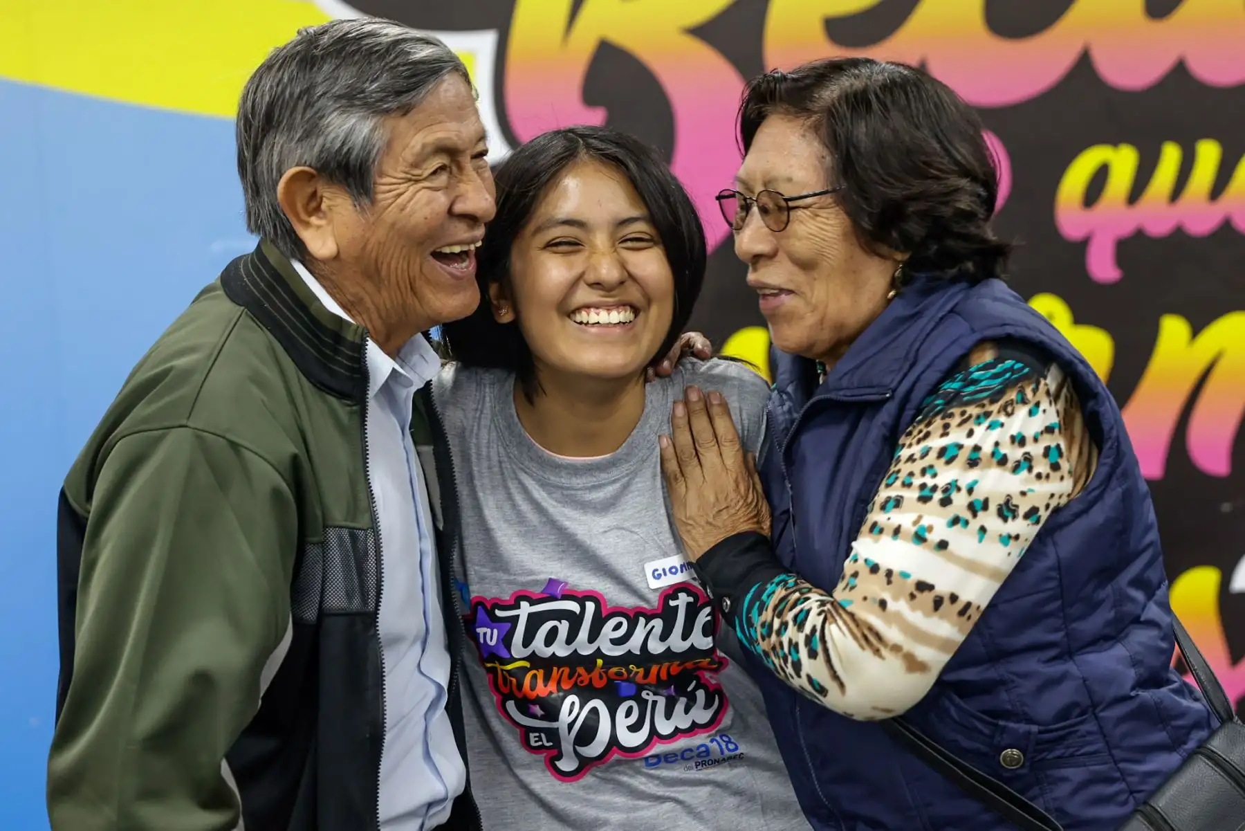 La becaria Giomira Massiel Cruz Castañeda celebró junto a sus abuelos su ingreso a la carrera de Arquitectura y Urbanismo en la Universidad Nacional Mayor de San Marcos gracias al programa Beca 18-2026 de Pronabec. La estudiante destacó el apoyo de su familia en este importante logro académico. Foto: Luis Iparraguirre.