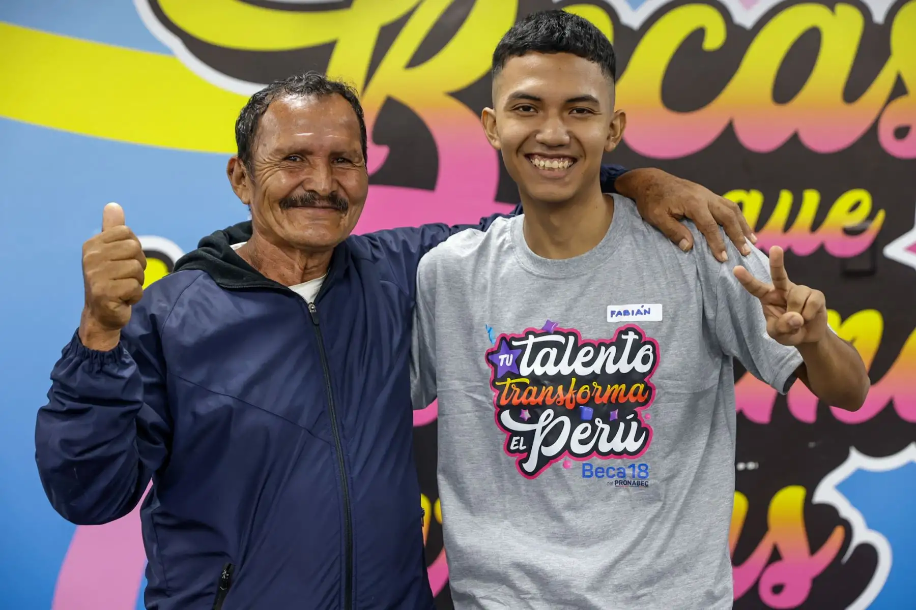 Fabián Alonso Huamaní Claro, beneficiario de Beca 18-2026, posa junto a su abuelo tras lograr una vacante en la carrera de Ingeniería de Sistemas Informáticos con mención en transformación digital en Cibertec. El estudiante destacó el apoyo de su familia para alcanzar este importante paso en su formación profesional. Foto: Luis Iparraguirre.