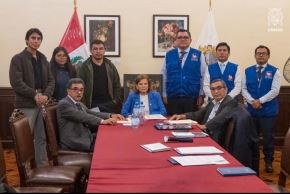 La rectora, Jerí Ramón, en reunión con los representantes estudiantiles y de la Defensoría del Pueblo 