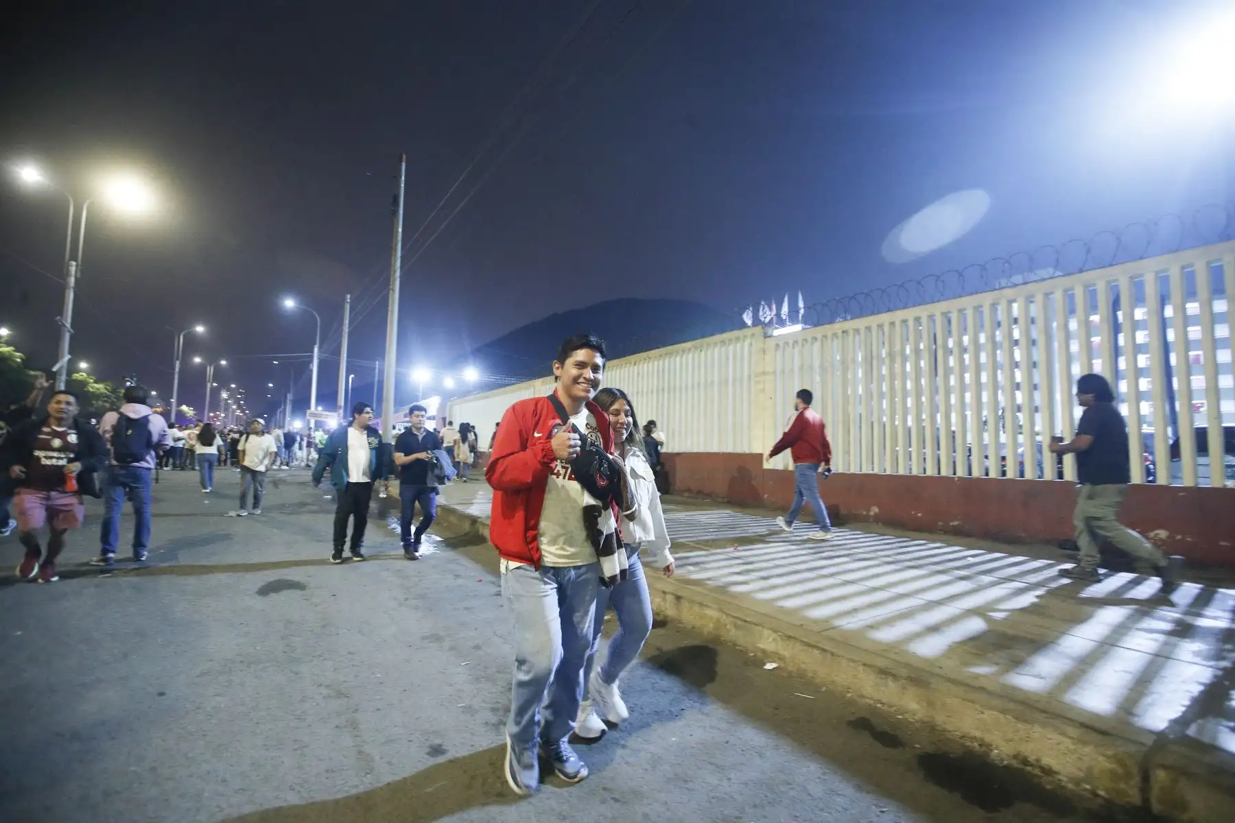Hinchas llegaron al Estadio Monumental para alentar a Universitario de Deportes en el decisivo encuentro frente a Deportes Tolima de Colombia. Una victoria permitiría al conjunto crema asegurar su clasificación a los octavos de final de la Copa Libertadores. Foto: ANDINA/Eddy Ramos