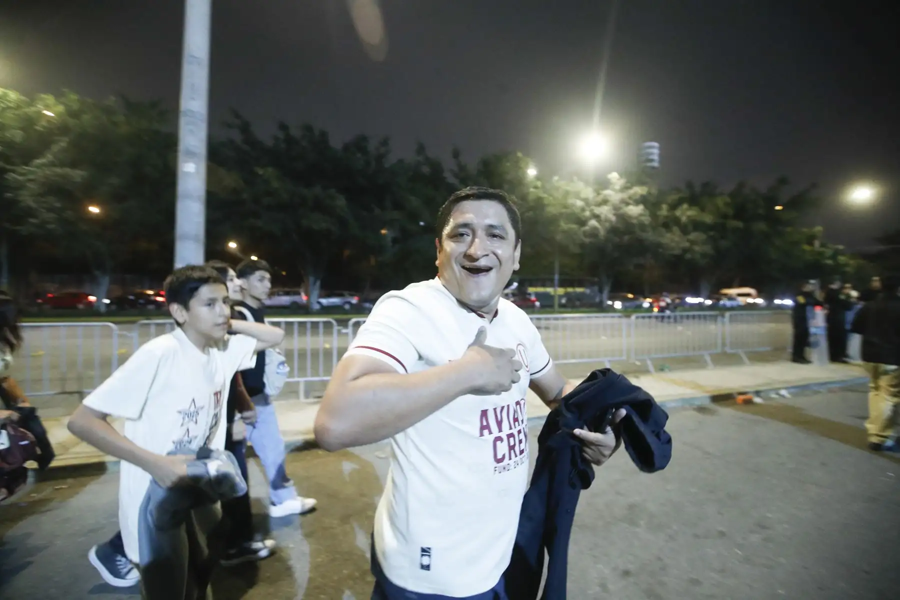 Hinchas llegaron al Estadio Monumental para alentar a Universitario de Deportes en el decisivo encuentro frente a Deportes Tolima de Colombia. Una victoria permitiría al conjunto crema asegurar su clasificación a los octavos de final de la Copa Libertadores. Foto: ANDINA/Eddy Ramos
