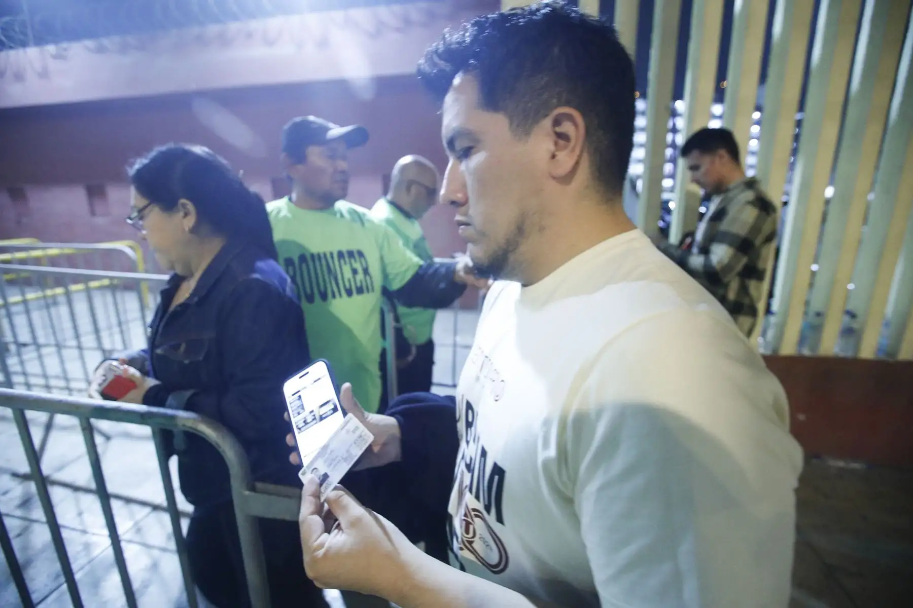 Hinchas llegaron al Estadio Monumental para alentar a Universitario de Deportes en el decisivo encuentro frente a Deportes Tolima de Colombia. Una victoria permitiría al conjunto crema asegurar su clasificación a los octavos de final de la Copa Libertadores. Foto: ANDINA/Eddy Ramos