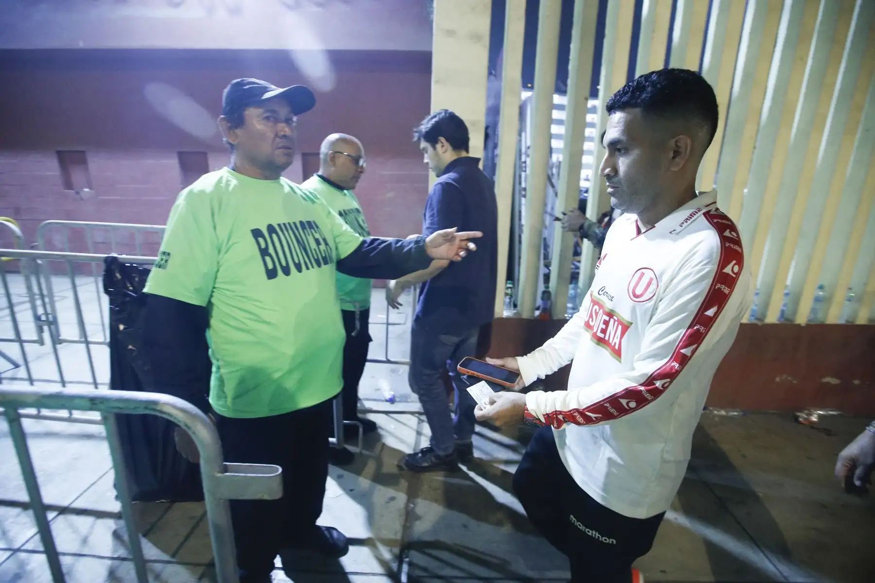 Hinchas llegaron al Estadio Monumental para alentar a Universitario de Deportes en el decisivo encuentro frente a Deportes Tolima de Colombia. Una victoria permitiría al conjunto crema asegurar su clasificación a los octavos de final de la Copa Libertadores. Foto: ANDINA/Eddy Ramos