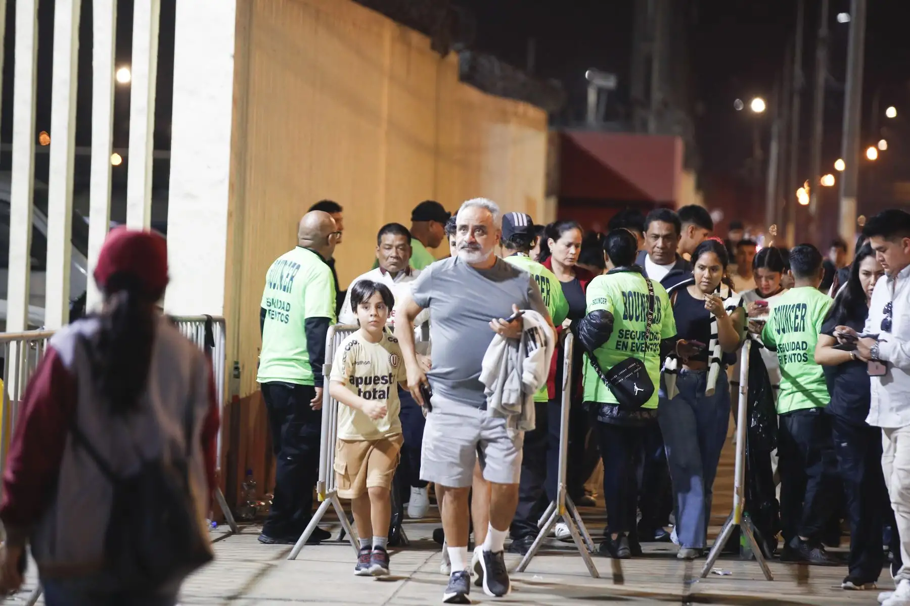 Hinchas llegaron al Estadio Monumental para alentar a Universitario de Deportes en el decisivo encuentro frente a Deportes Tolima de Colombia. Una victoria permitiría al conjunto crema asegurar su clasificación a los octavos de final de la Copa Libertadores. Foto: ANDINA/Eddy Ramos