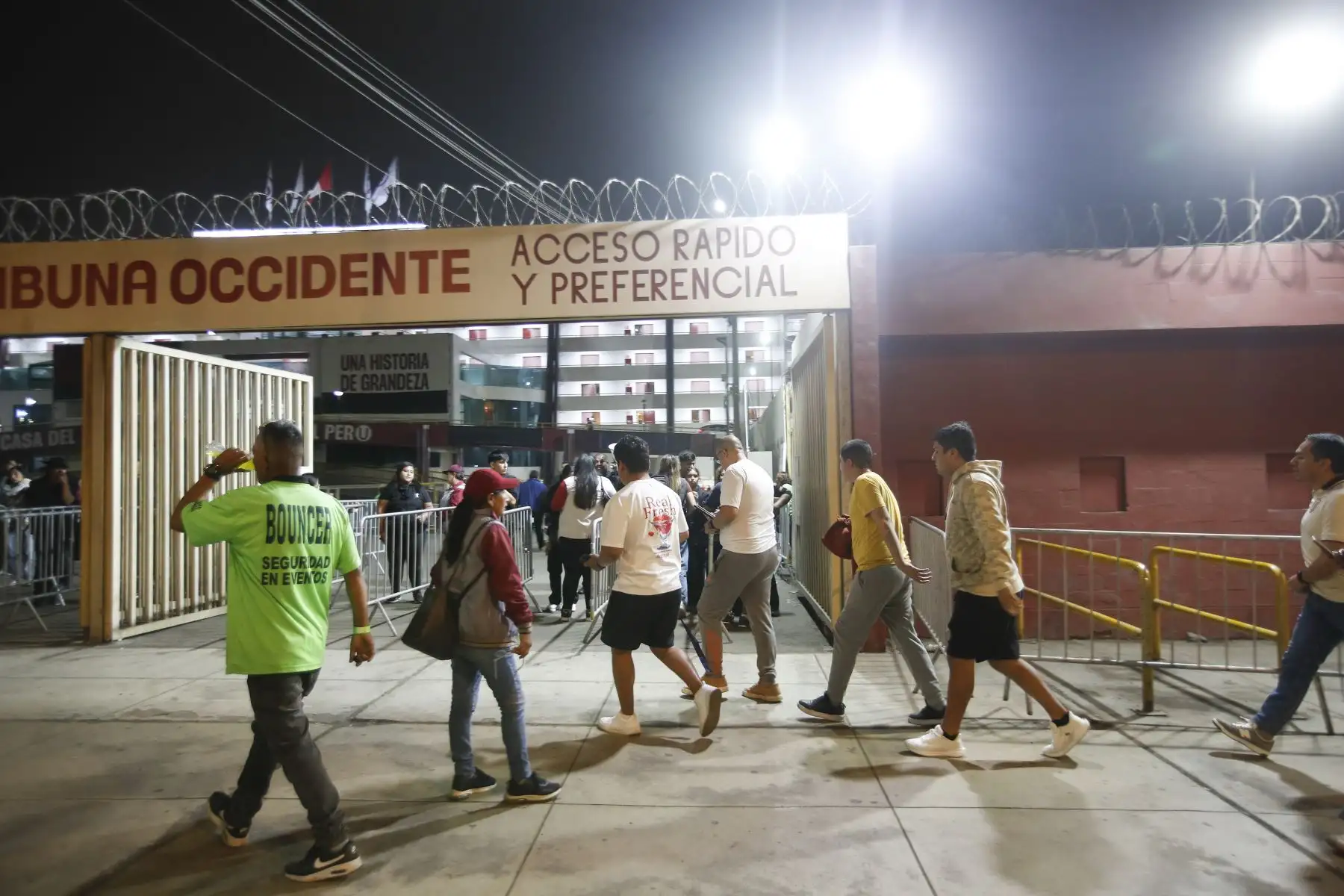 Hinchas llegaron al Estadio Monumental para alentar a Universitario de Deportes en el decisivo encuentro frente a Deportes Tolima de Colombia. Una victoria permitiría al conjunto crema asegurar su clasificación a los octavos de final de la Copa Libertadores. Foto: ANDINA/Eddy Ramos