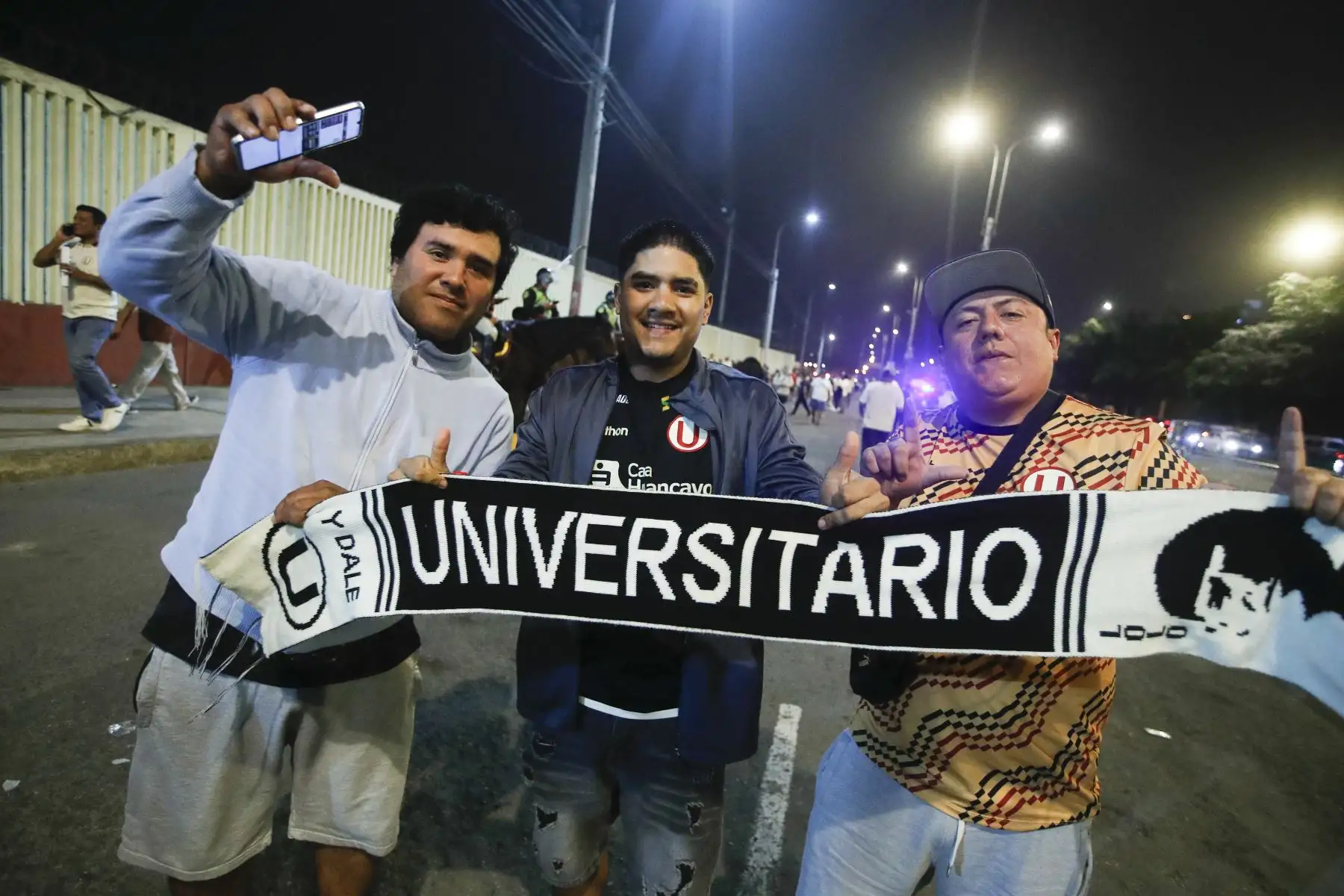 Hinchas llegaron al Estadio Monumental para alentar a Universitario de Deportes en el decisivo encuentro frente a Deportes Tolima de Colombia. Una victoria permitiría al conjunto crema asegurar su clasificación a los octavos de final de la Copa Libertadores. Foto: ANDINA/Eddy Ramos