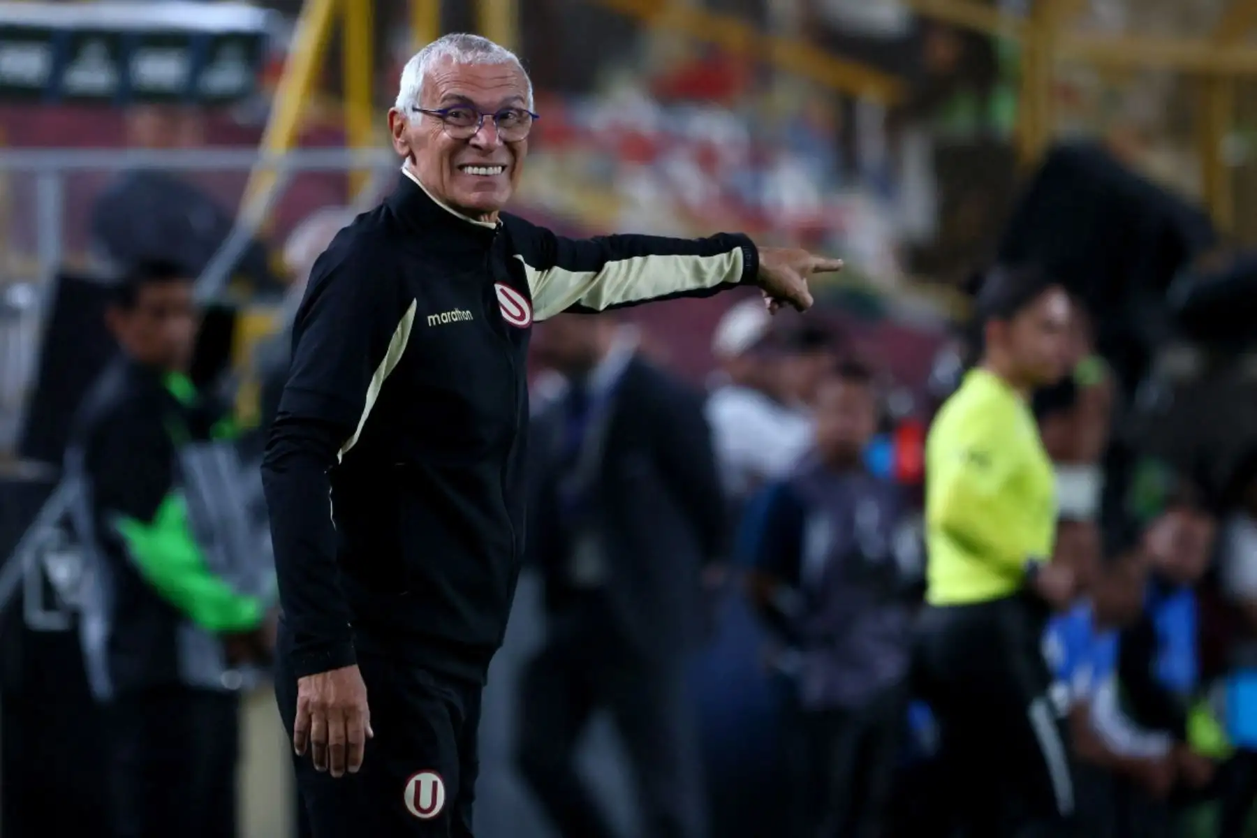 El técnico argentino del Universitario, Héctor Cúper, gesticula durante el partido de la fase de grupos de la Copa Libertadores entre el Universitario de Perú y el Deportes Tolima de Colombia en el Estadio Monumental "U" Maratón de Lima, el 26 de mayo de 2026. (Foto de Connie FRANCE / AFP)