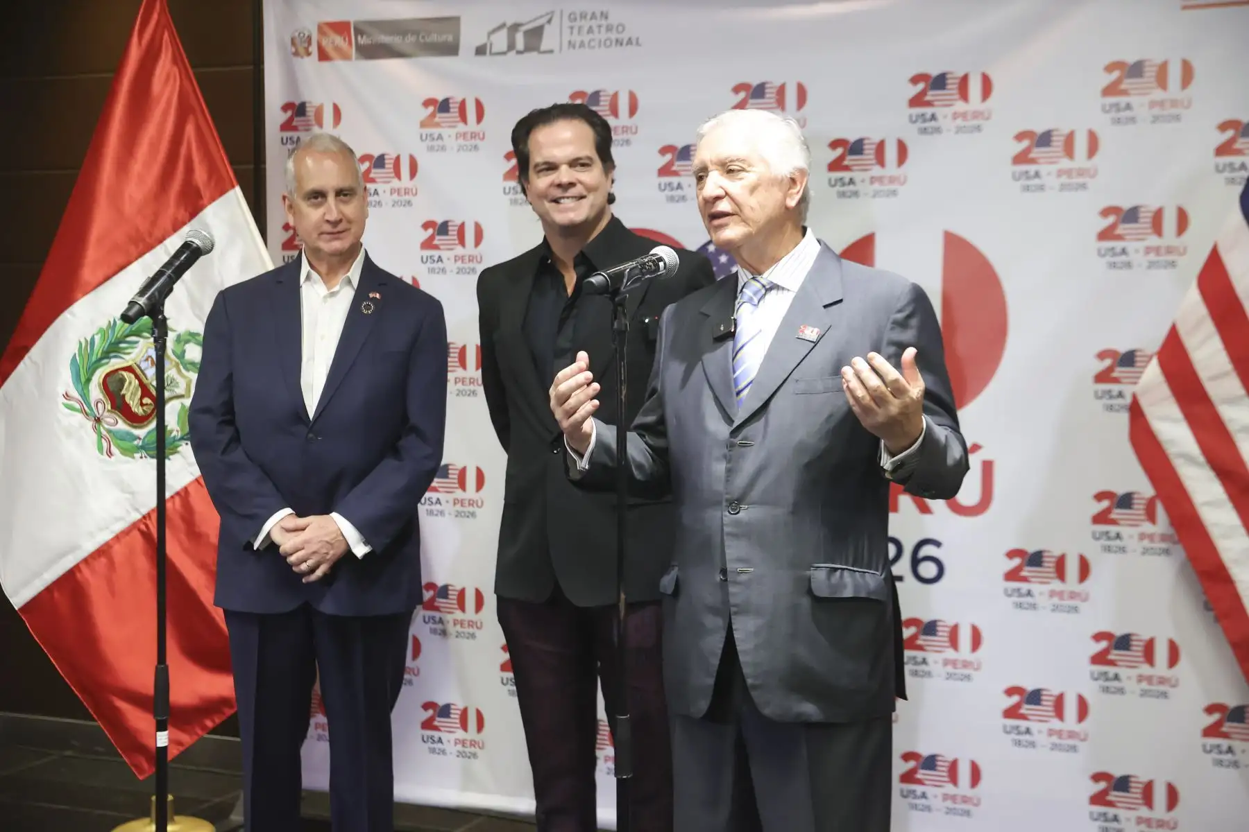El canciller, Carlos Pareja y el embajador de Estados Unidos Bernie Navarro , brindan declaraciones a la prensa durante la celebración del Bicentenario de las relaciones entre Perú y Estados Unidos. Foto: ANDINA/Melina Mejía