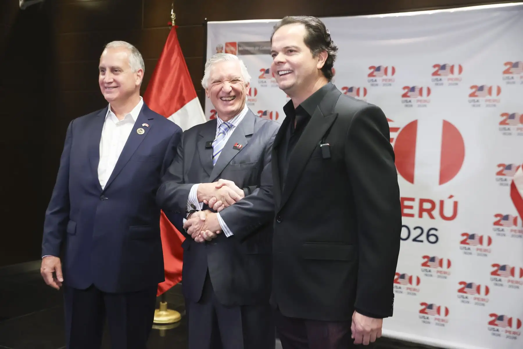 El canciller, Carlos Pareja y el embajador de Estados Unidos Bernie Navarro , brindan declaraciones a la prensa durante la celebración del Bicentenario de las relaciones entre Perú y Estados Unidos. Foto: ANDINA/Melina Mejía