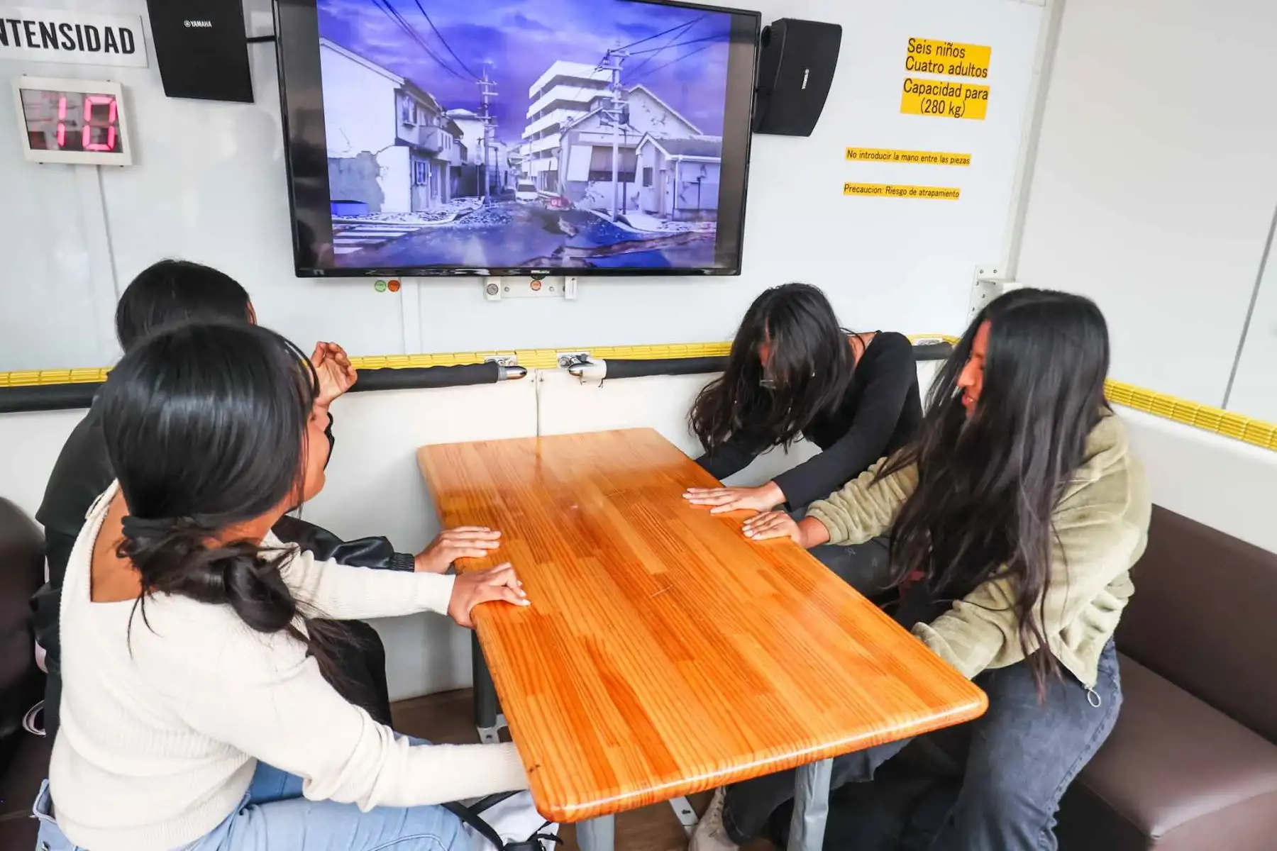 El vehículo simulador de sismos de Indeci permite a los ciudadanos experimentar movimientos telúricos de gran magnitud en el Centro de Lima. La actividad es de acceso libre como parte de las acciones por el Simulacro Nacional. Foto: ANDINA/Juan Carlos Guzmán Negrini