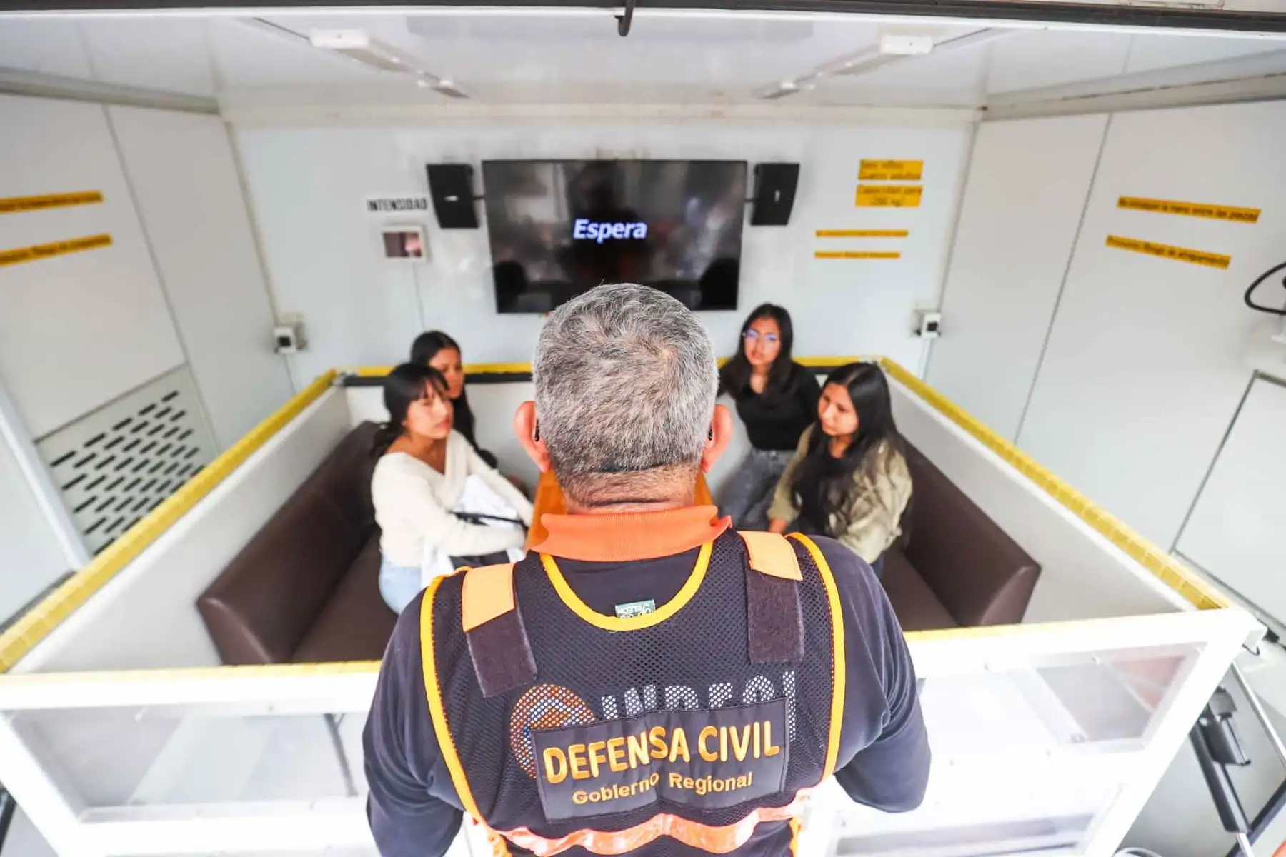 El vehículo simulador de sismos de Indeci permite a los ciudadanos experimentar movimientos telúricos de gran magnitud en el Centro de Lima. La actividad es de acceso libre como parte de las acciones por el Simulacro Nacional. Foto: ANDINA/Juan Carlos Guzmán Negrini
