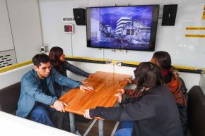 El vehículo simulador de sismos de Indeci permite a los ciudadanos experimentar movimientos telúricos de gran magnitud en el Centro de Lima. La actividad es de acceso libre como parte de las acciones por el Simulacro Nacional. Fotos: ANDINA/Juan Carlos Guzmán