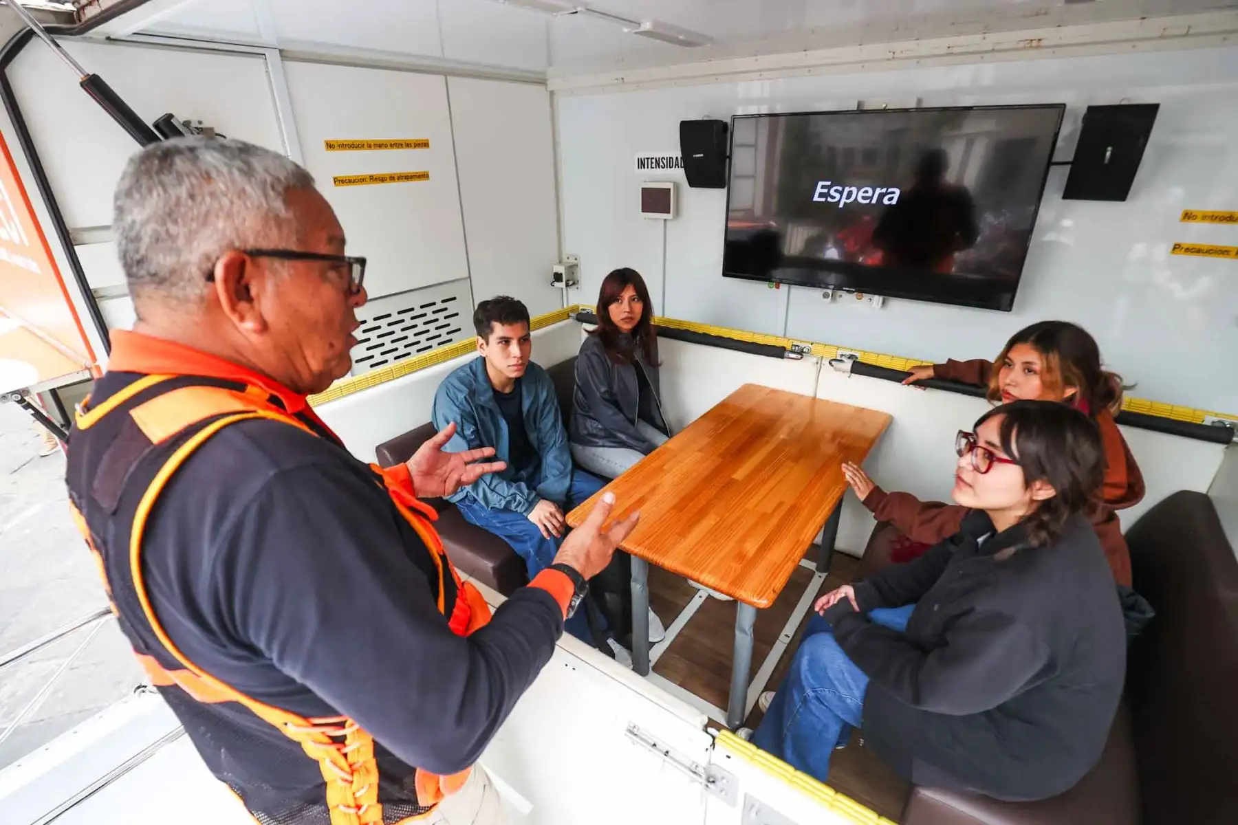 El Ministerio de Defensa pone a disposición del público un vehículo simulador en el Centro de Lima para concientizar sobre la importancia de la prevención ante sismos. Foto: ANDINA/Juan Carlos Guzmán Negrini