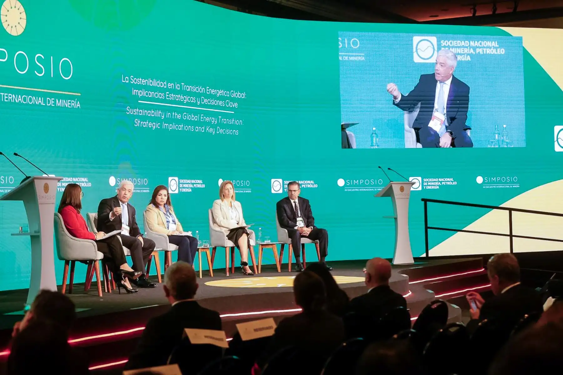 El segundo día del Simposio – XVI Encuentro Internacional de Minería, organizado por la Sociedad Nacional de Minería, Petróleo y Energía (SNMPE), reunió a especialistas, empresarios y autoridades para debatir sobre sostenibilidad, transición energética, resiliencia del sistema eléctrico y gestión del talento en el sector minero-energético. La jornada incluyó conferencias, paneles y mesas redondas enfocadas en los desafíos estratégicos de la minería y su impacto en el desarrollo económico del país. Foto: ANDINA/Luis Iparraguirre