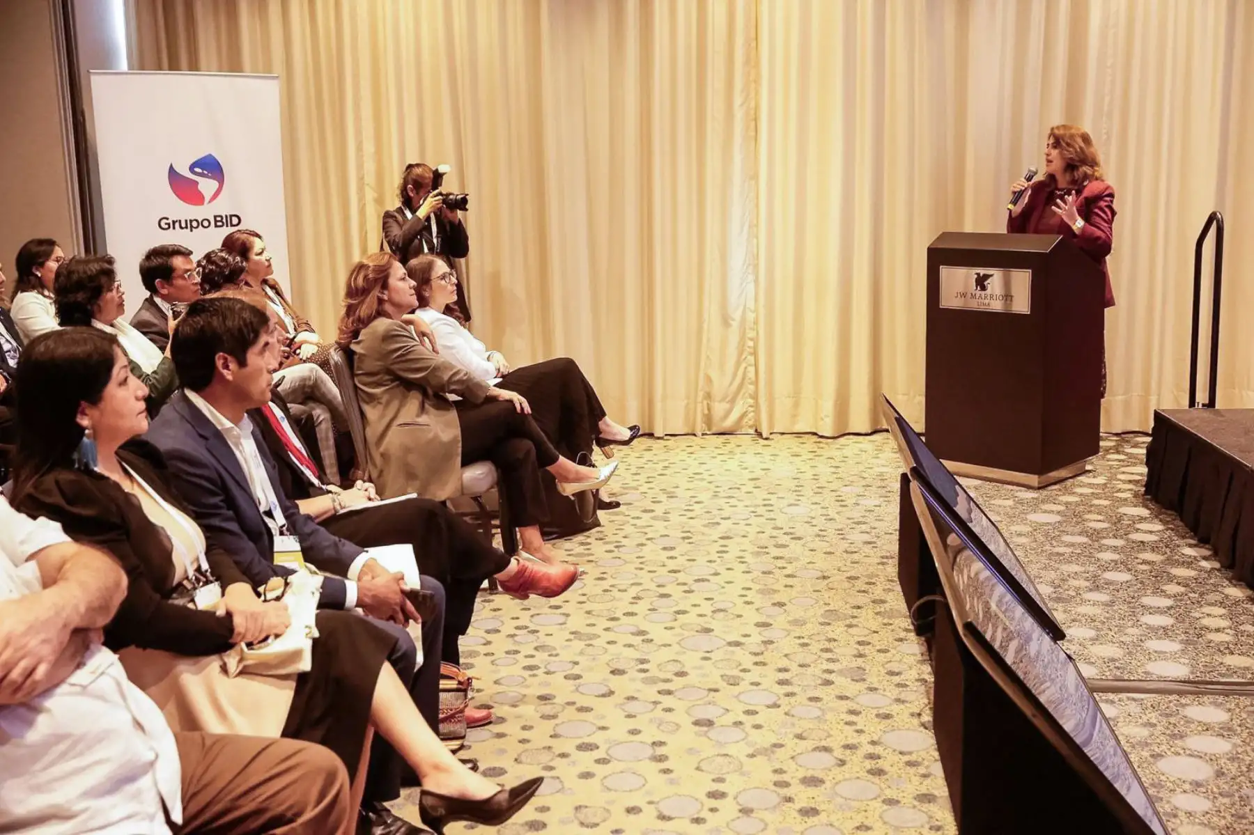 El segundo día del Simposio – XVI Encuentro Internacional de Minería, organizado por la Sociedad Nacional de Minería, Petróleo y Energía (SNMPE), reunió a especialistas, empresarios y autoridades para debatir sobre sostenibilidad, transición energética, resiliencia del sistema eléctrico y gestión del talento en el sector minero-energético. La jornada incluyó conferencias, paneles y mesas redondas enfocadas en los desafíos estratégicos de la minería y su impacto en el desarrollo económico del país. Foto: ANDINA/Luis Iparraguirre