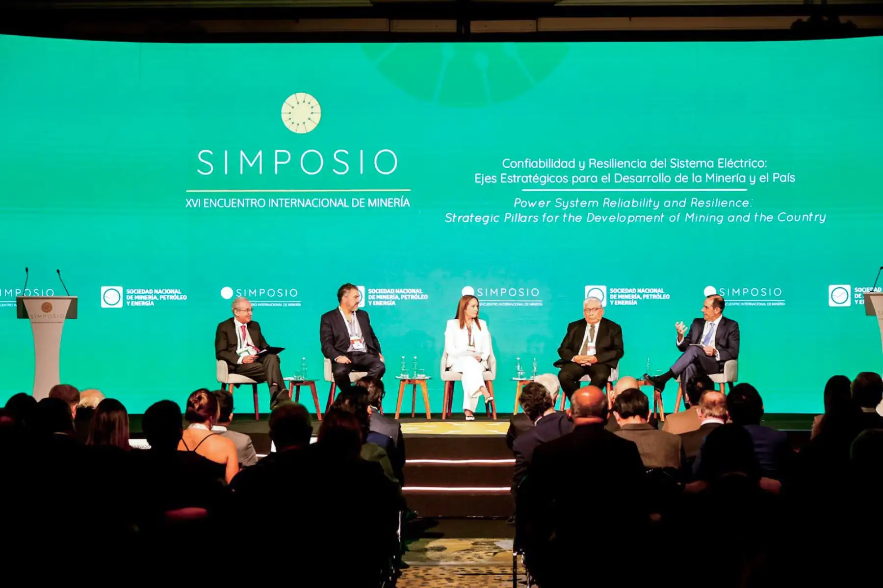 El segundo día del Simposio – XVI Encuentro Internacional de Minería, organizado por la Sociedad Nacional de Minería, Petróleo y Energía (SNMPE), reunió a especialistas, empresarios y autoridades para debatir sobre sostenibilidad, transición energética, resiliencia del sistema eléctrico y gestión del talento en el sector minero-energético. La jornada incluyó conferencias, paneles y mesas redondas enfocadas en los desafíos estratégicos de la minería y su impacto en el desarrollo económico del país. Foto: ANDINA/Luis Iparraguirre