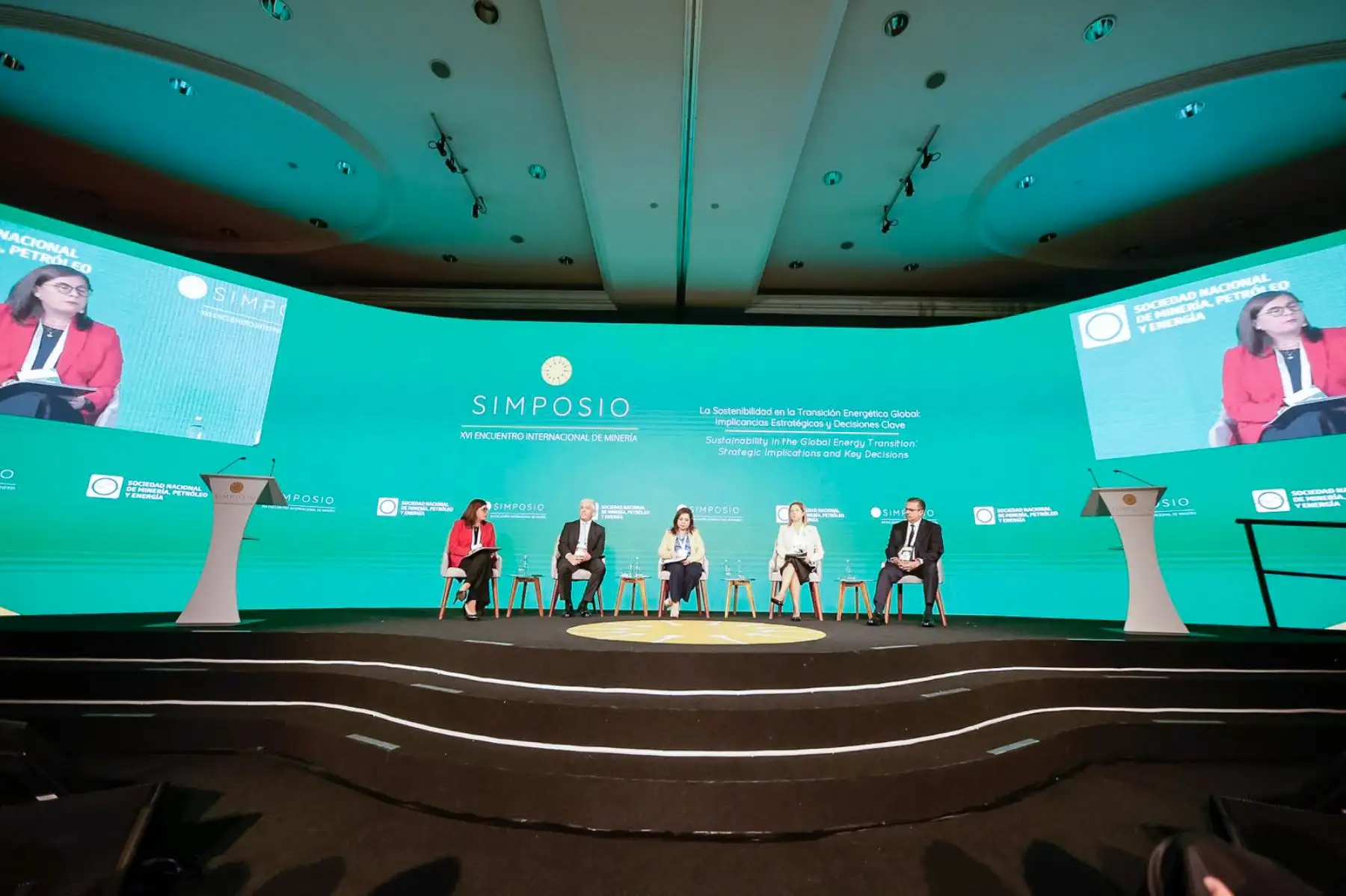 El segundo día del Simposio – XVI Encuentro Internacional de Minería, organizado por la Sociedad Nacional de Minería, Petróleo y Energía (SNMPE), reunió a especialistas, empresarios y autoridades para debatir sobre sostenibilidad, transición energética, resiliencia del sistema eléctrico y gestión del talento en el sector minero-energético. La jornada incluyó conferencias, paneles y mesas redondas enfocadas en los desafíos estratégicos de la minería y su impacto en el desarrollo económico del país. Foto: ANDINA/Luis Iparraguirre