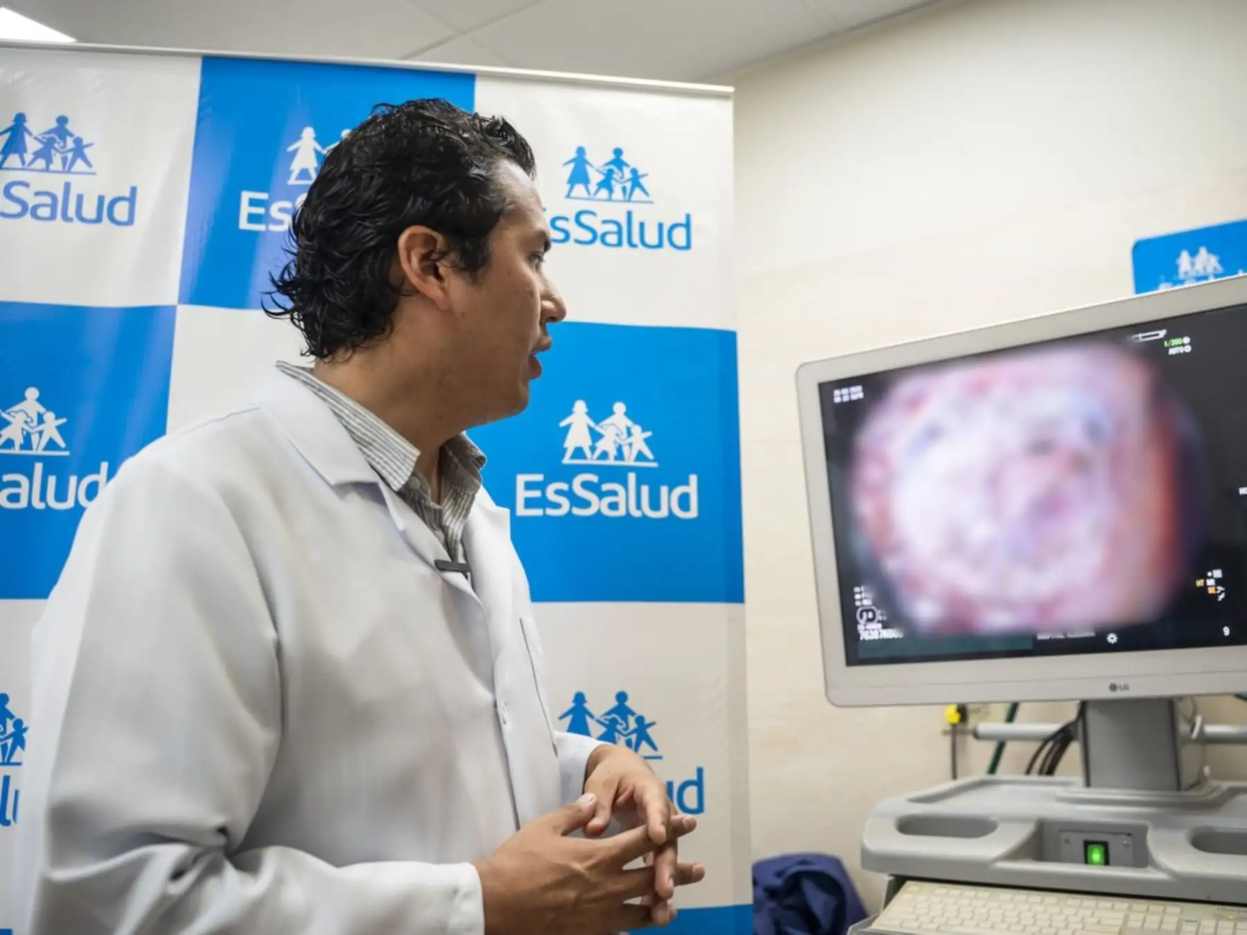 Médicos de EsSalud curan cáncer digestivo sin extirpación de órgano