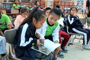 La BNP entregó ejemplares de ‘Paco Yunque’ y ‘El hipocampo de oro’ en formato bilingüe a escolares de Cantagallo. Foto: BNP/Difusión.