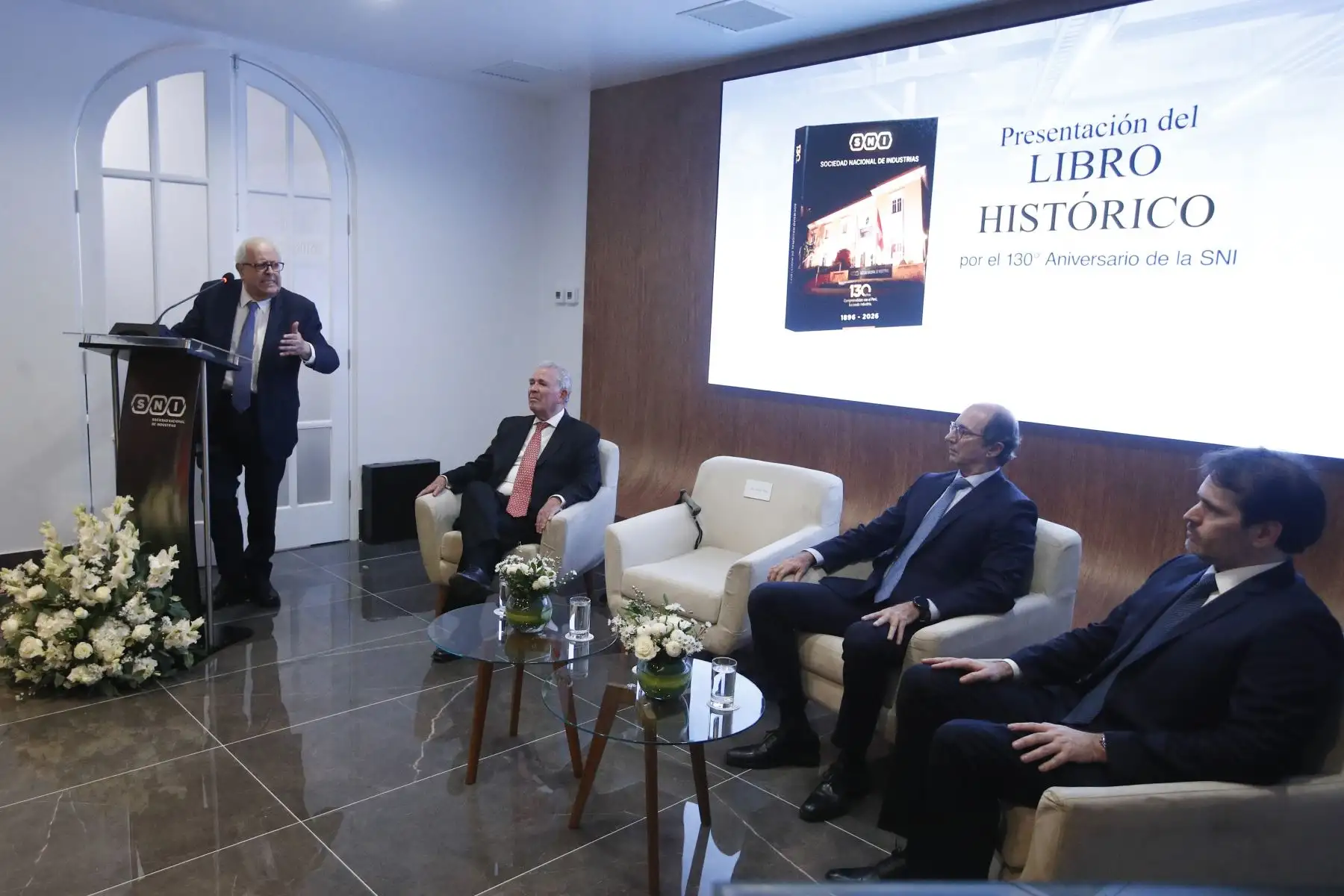La Sociedad Nacional de Industrias presenta el libro histórico por sus 130 años de vida institucional, una obra que recorre la evolución de la industria nacional, los principales hitos del gremio desde su fundación en 1896, y su contribución al desarrollo del país. En la  ceremonia, estuvieron presente,  el presidente de la SNI, Felipe James Callao y contó con los comentarios del presidente del Banco Central de Reserva del Perú, Julio Velarde Flores.
Foto: ANDINA/Eddy Ramos