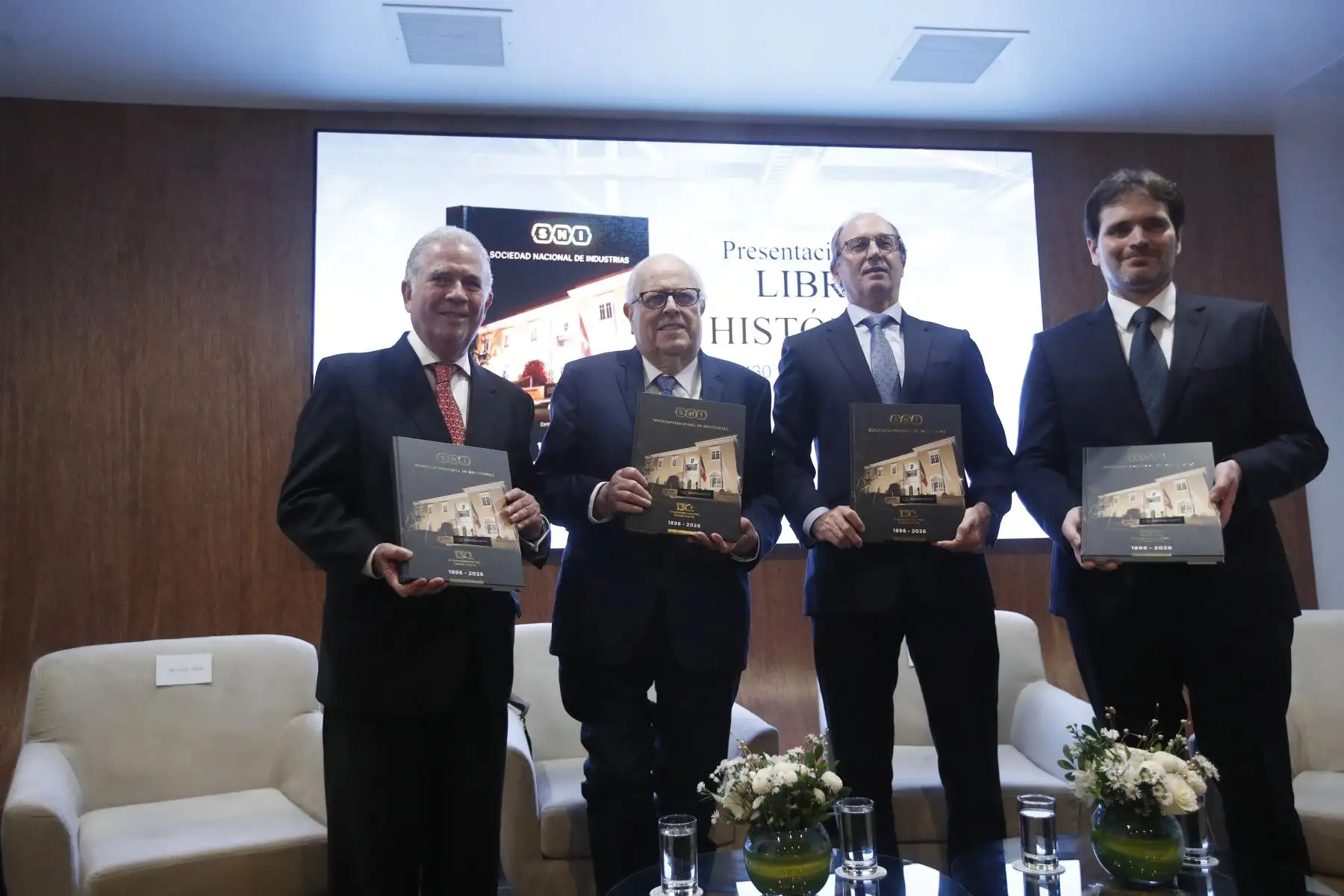 La Sociedad Nacional de Industrias presenta el libro histórico por sus 130 años de vida institucional, una obra que recorre la evolución de la industria nacional, los principales hitos del gremio desde su fundación en 1896, y su contribución al desarrollo del país. En la  ceremonia, estuvieron presente,  el presidente de la SNI, Felipe James Callao y contó con los comentarios del presidente del Banco Central de Reserva del Perú, Julio Velarde Flores.
Foto: ANDINA/Eddy Ramos