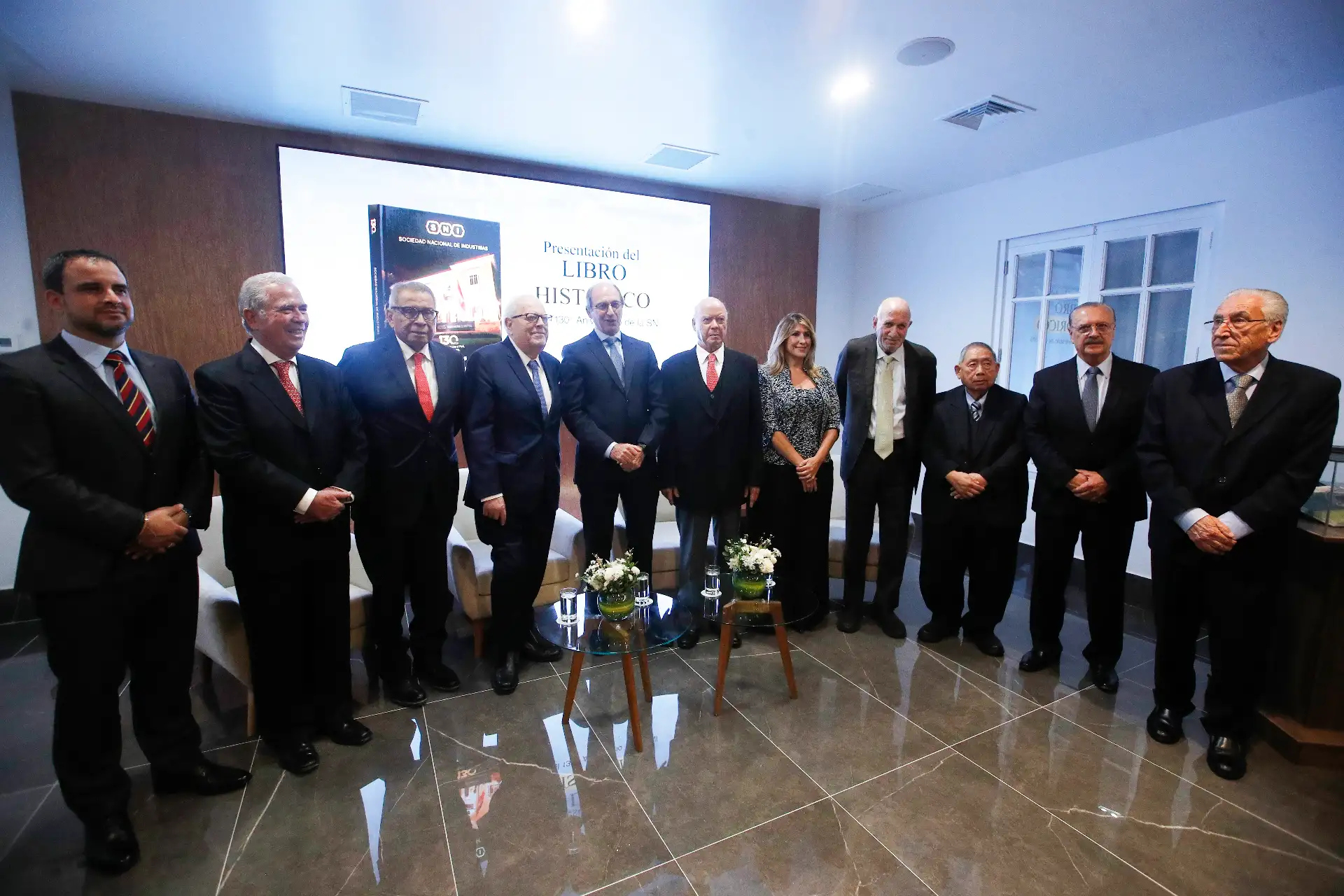La Sociedad Nacional de Industrias presenta el libro histórico por sus 130 años de vida institucional, una obra que recorre la evolución de la industria nacional, los principales hitos del gremio desde su fundación en 1896, y su contribución al desarrollo del país. En la  ceremonia, estuvieron presente,  el presidente de la SNI, Felipe James Callao y contó con los comentarios del presidente del Banco Central de Reserva del Perú, Julio Velarde Flores.
Foto: ANDINA/Eddy Ramos