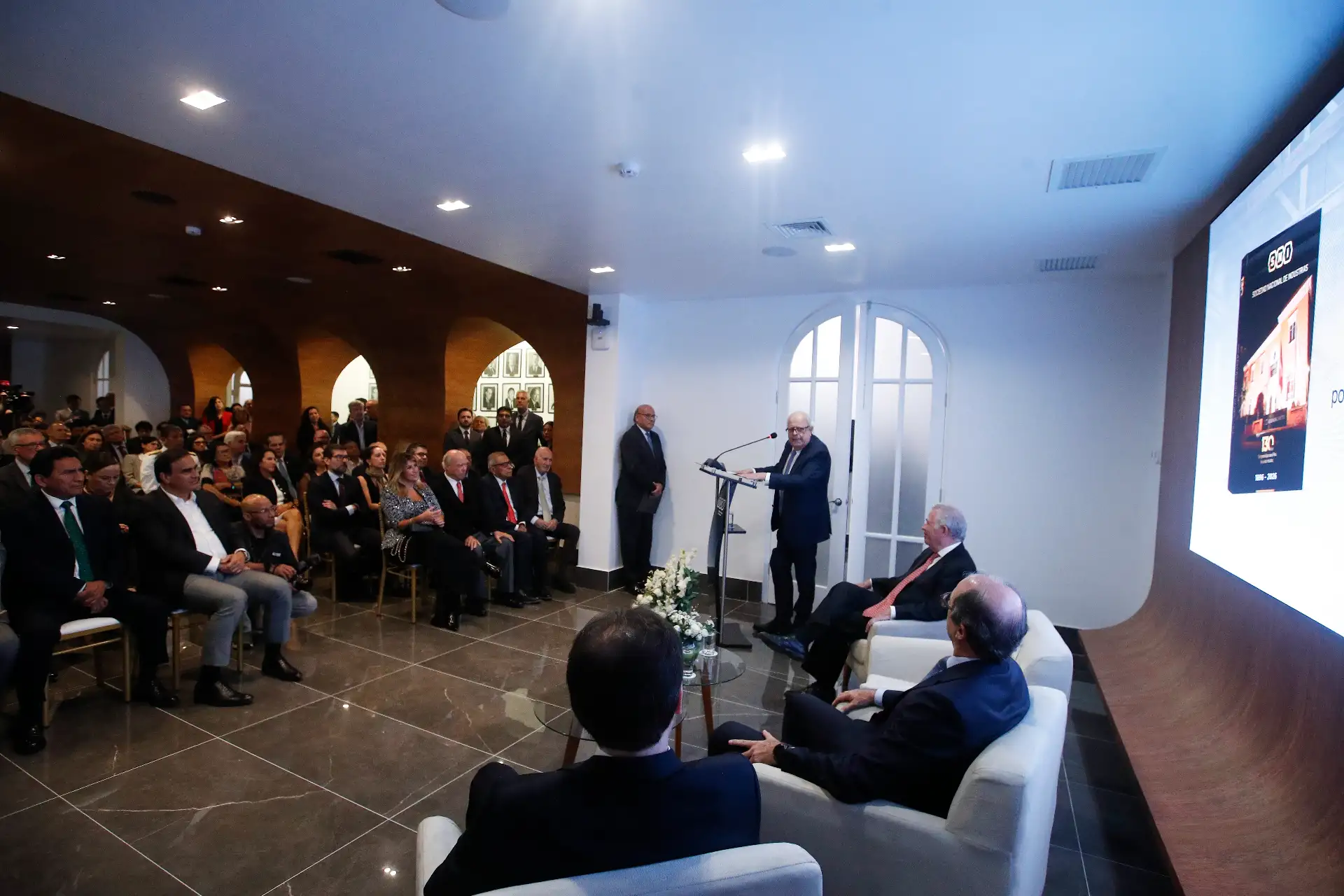 La Sociedad Nacional de Industrias presenta el libro histórico por sus 130 años de vida institucional, una obra que recorre la evolución de la industria nacional, los principales hitos del gremio desde su fundación en 1896, y su contribución al desarrollo del país. En la  ceremonia, estuvieron presente,  el presidente de la SNI, Felipe James Callao y contó con los comentarios del presidente del Banco Central de Reserva del Perú, Julio Velarde Flores.
Foto: ANDINA/Eddy Ramos