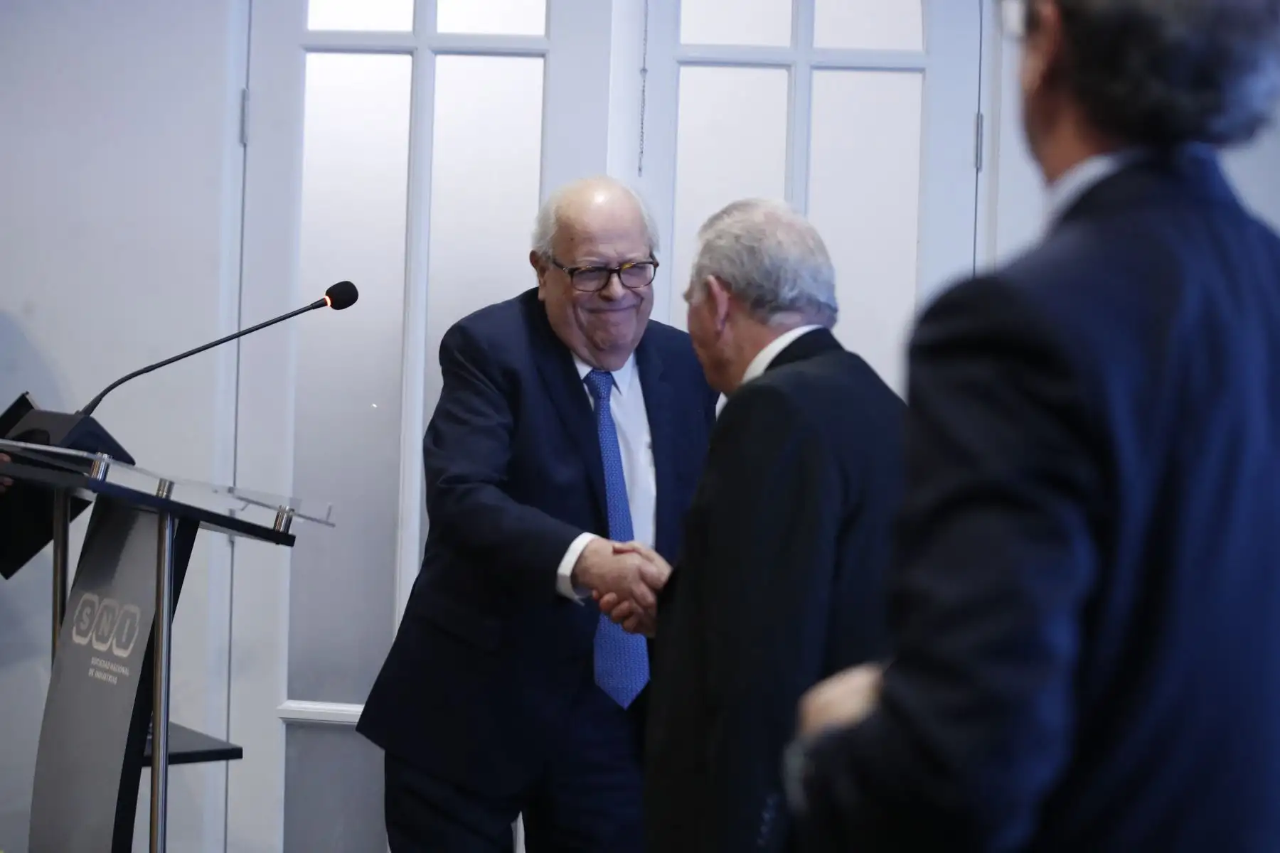 La Sociedad Nacional de Industrias presenta el libro histórico por sus 130 años de vida institucional, una obra que recorre la evolución de la industria nacional, los principales hitos del gremio desde su fundación en 1896, y su contribución al desarrollo del país. En la  ceremonia, estuvieron presente,  el presidente de la SNI, Felipe James Callao y contó con los comentarios del presidente del Banco Central de Reserva del Perú, Julio Velarde Flores.
Foto: ANDINA/Eddy Ramos