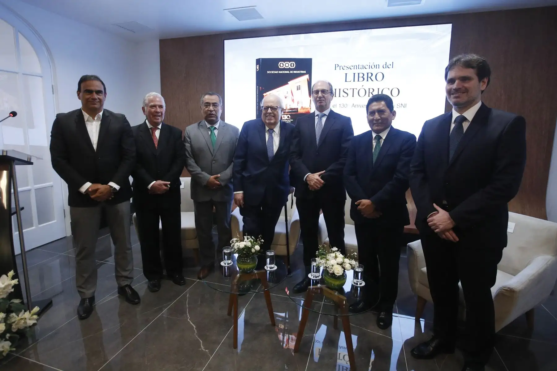 La Sociedad Nacional de Industrias presenta el libro histórico por sus 130 años de vida institucional, una obra que recorre la evolución de la industria nacional, los principales hitos del gremio desde su fundación en 1896, y su contribución al desarrollo del país. En la  ceremonia, estuvieron presente,  el presidente de la SNI, Felipe James Callao y contó con los comentarios del presidente del Banco Central de Reserva del Perú, Julio Velarde Flores.
Foto: ANDINA/Eddy Ramos