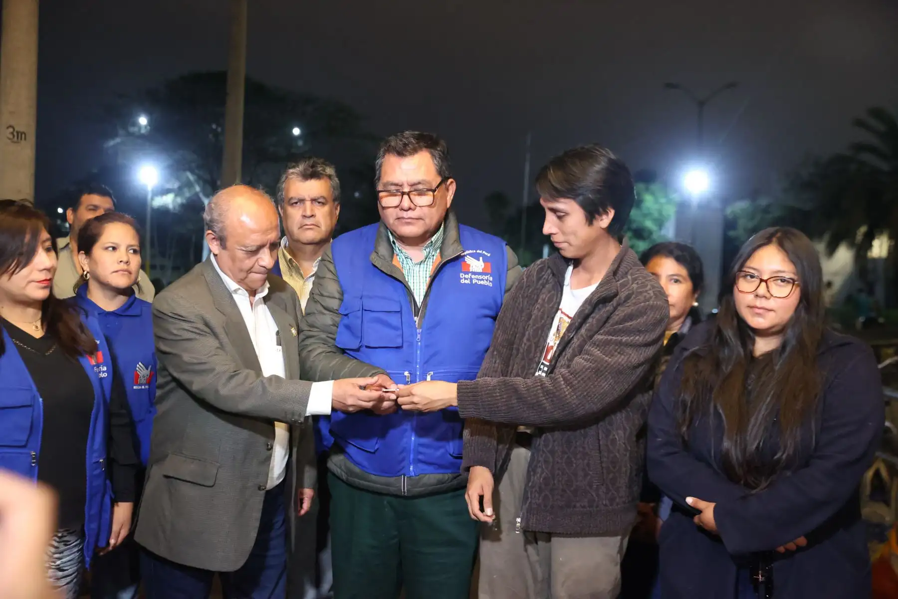 En presencia de representantes de la Defensoría del Pueblo, los alumnos que lideraron la toma del local estudiantil, entregaron simbólicamente la llave de la puerta número 2 de esa casa de estudios
  Foto: ANDINA/Melina Mejía