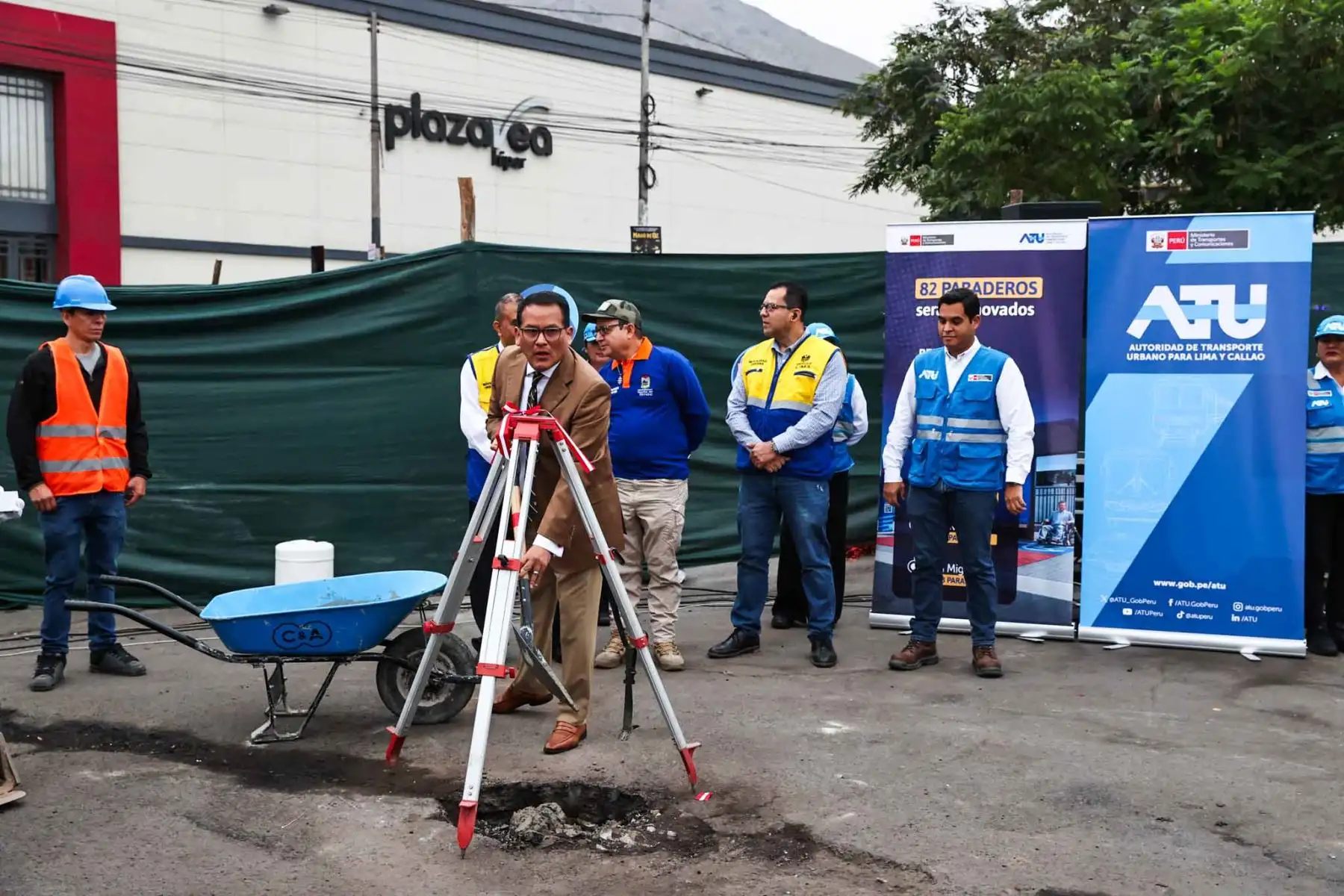 El presidente ejecutivo de la ATU, David Hernández, encabeza la ceremonia de colocación de la primera piedra del paradero Acho, obra que permitirá la interconexión directa entre dos corredores complementarios. Foto: ANDINA / Juan Carlos Guzmán Negrini.