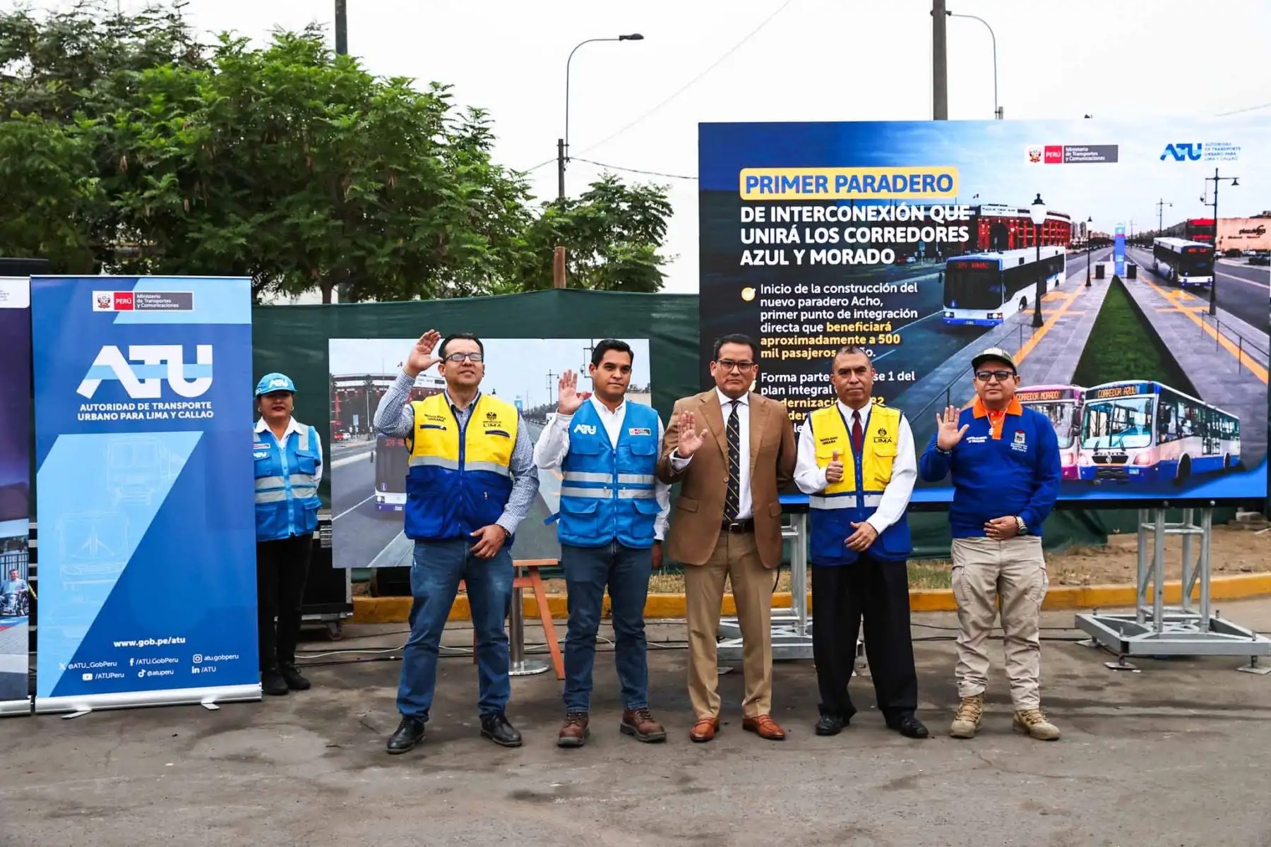 El presidente ejecutivo de la ATU, David Hernández, encabeza la ceremonia de colocación de la primera piedra del paradero Acho, obra que permitirá la interconexión directa entre dos corredores complementarios. Foto: ANDINA / Juan Carlos Guzmán Negrini.
