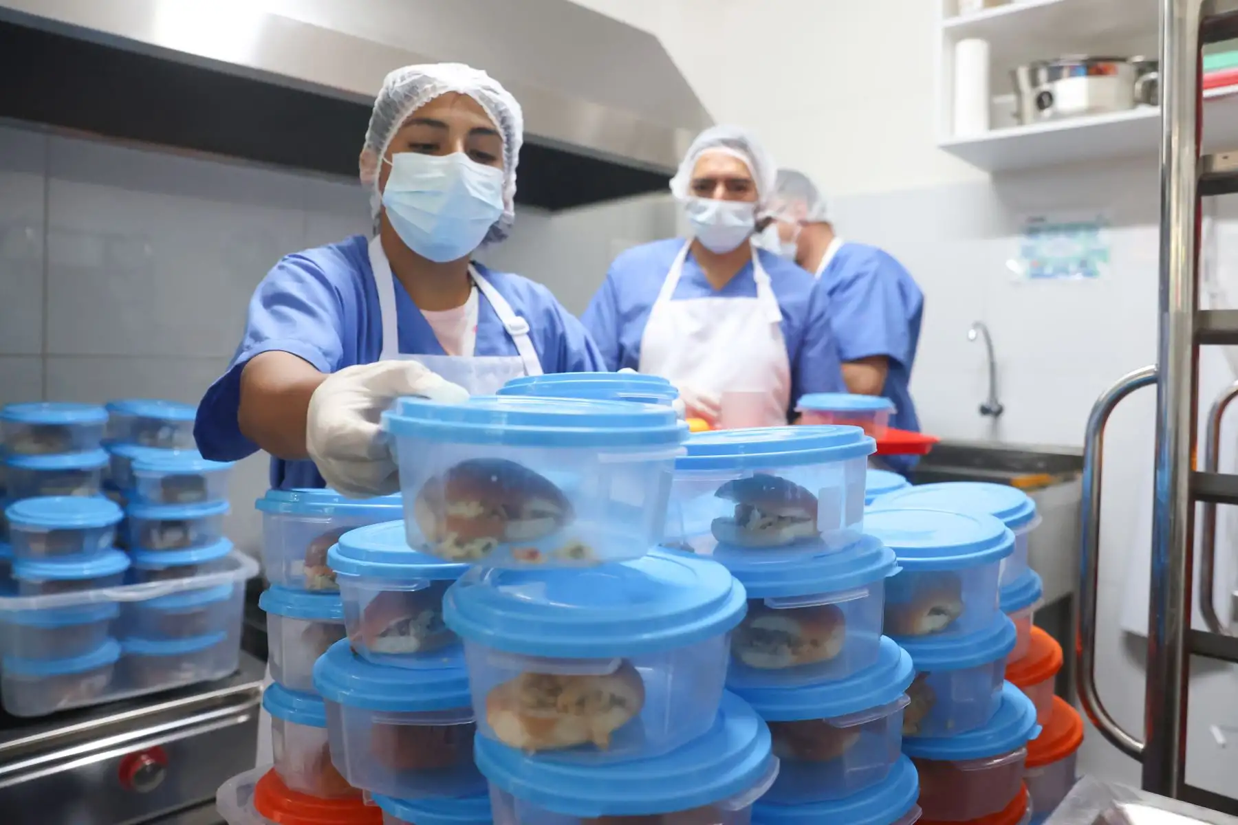Esta acción se ejecuta de manera simultánea a nivel nacional con el objetivo de supervisar rigurosamente la calidad de los alimentos destinados a más de 4.1 millones los escolares en el país. Foto: ANDINA/Melina Mejía