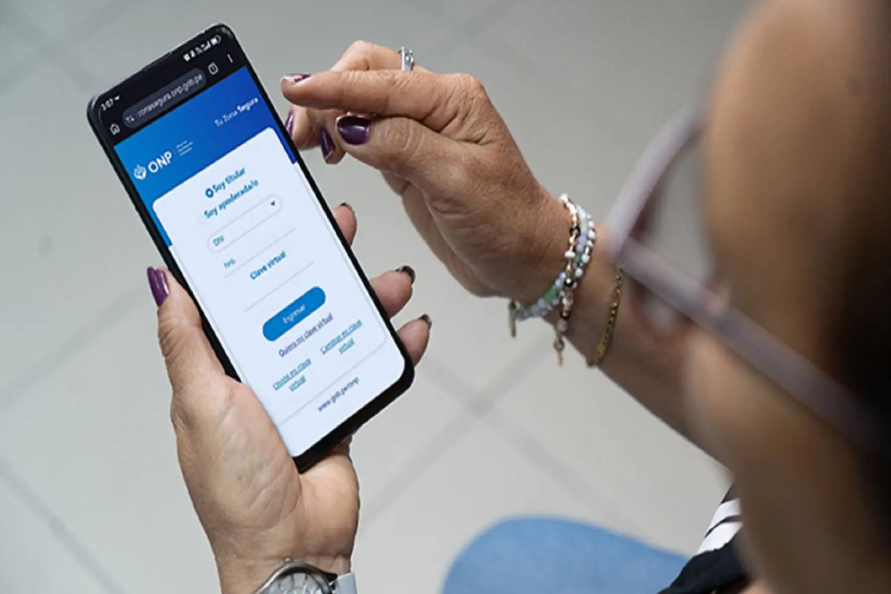 Adultos mayores descubren la IA para reencontrarse con seres queridos fallecidos