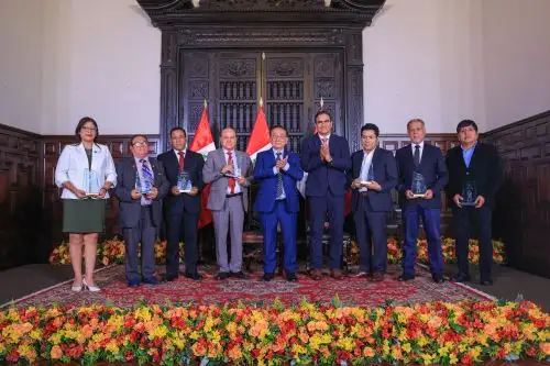 Presidente encabeza ceremonia de reconocimiento a buenas prácticas en libertad sindical.