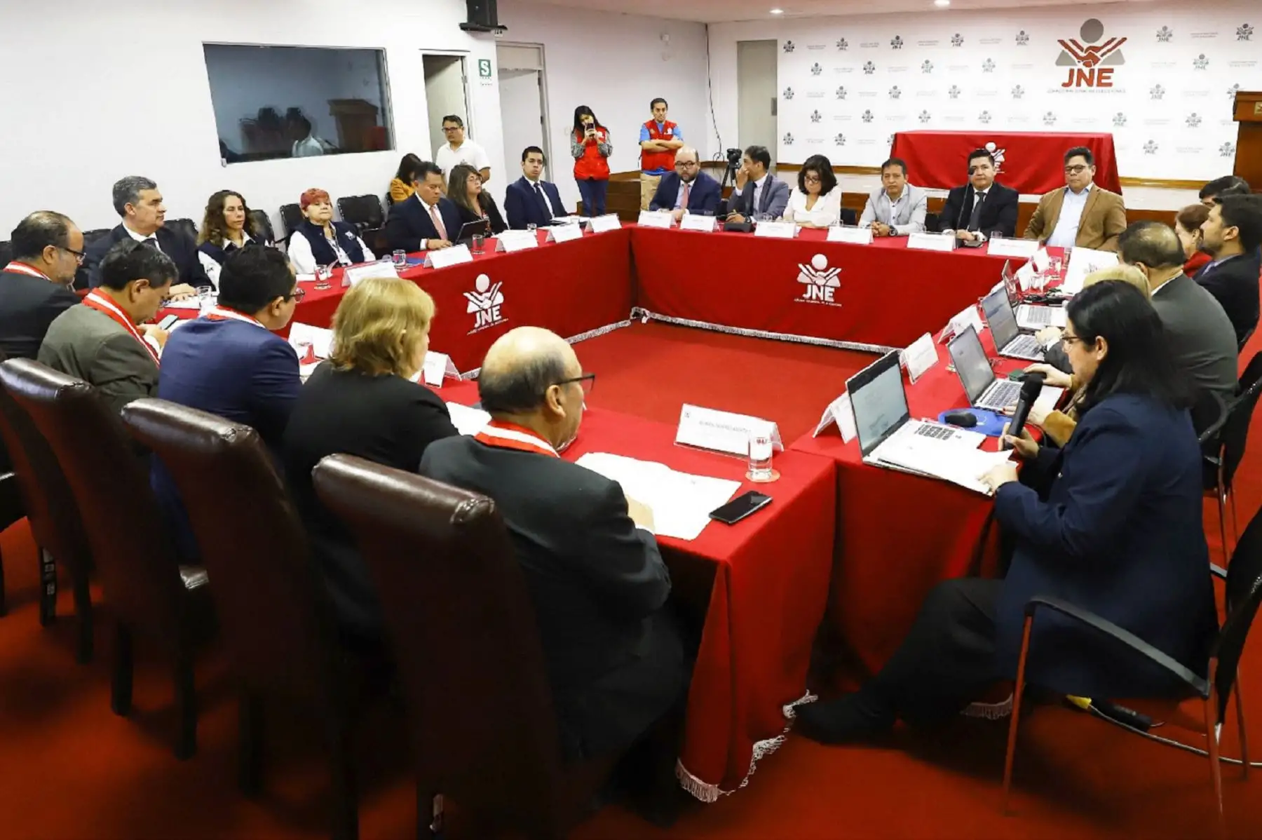 Elecciones 2026: pleno del JNE y jefe de ONPE se reúnen con representantes de FP y JP